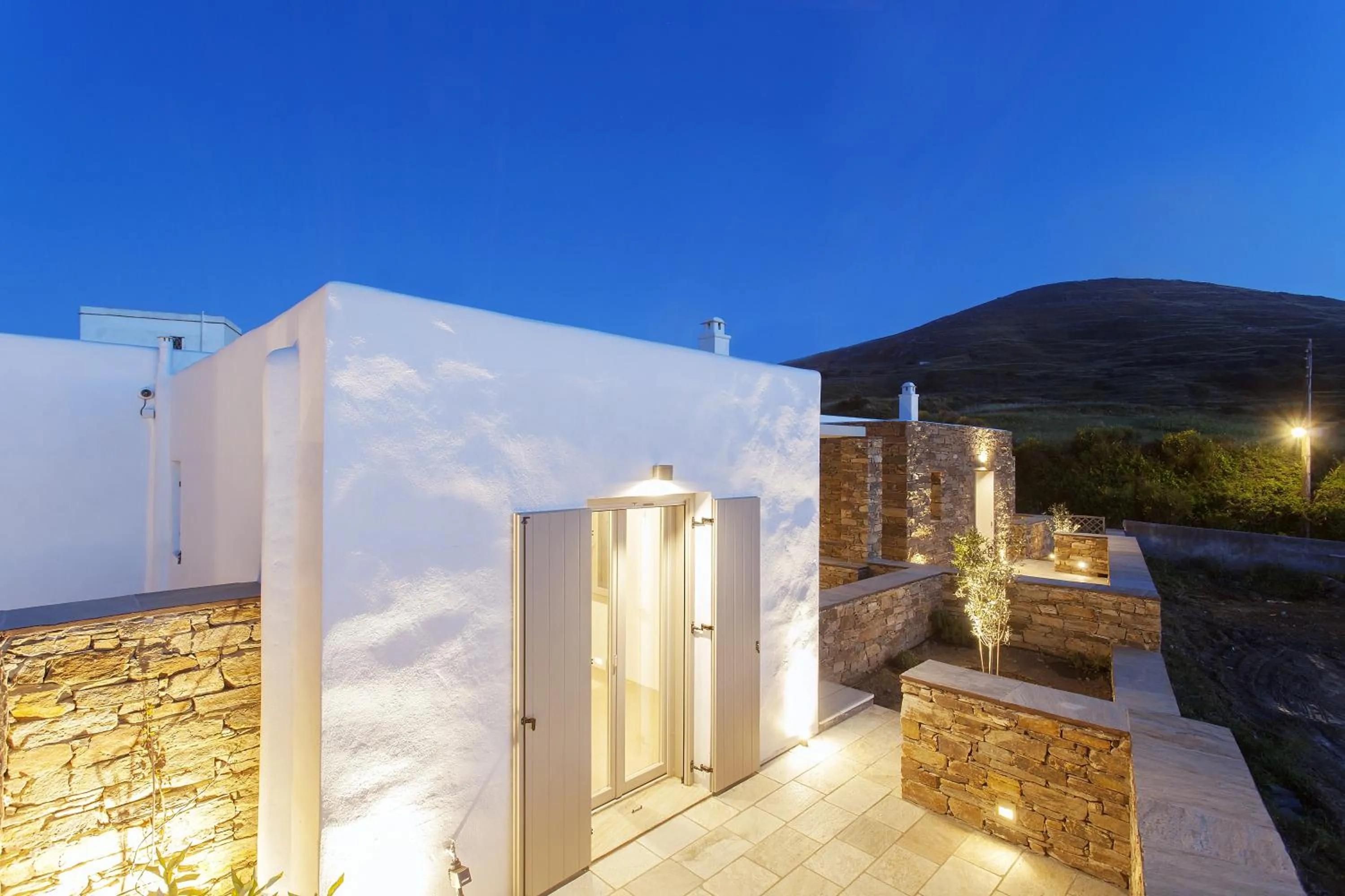 Balcony/Terrace in White Tinos Luxury Suites