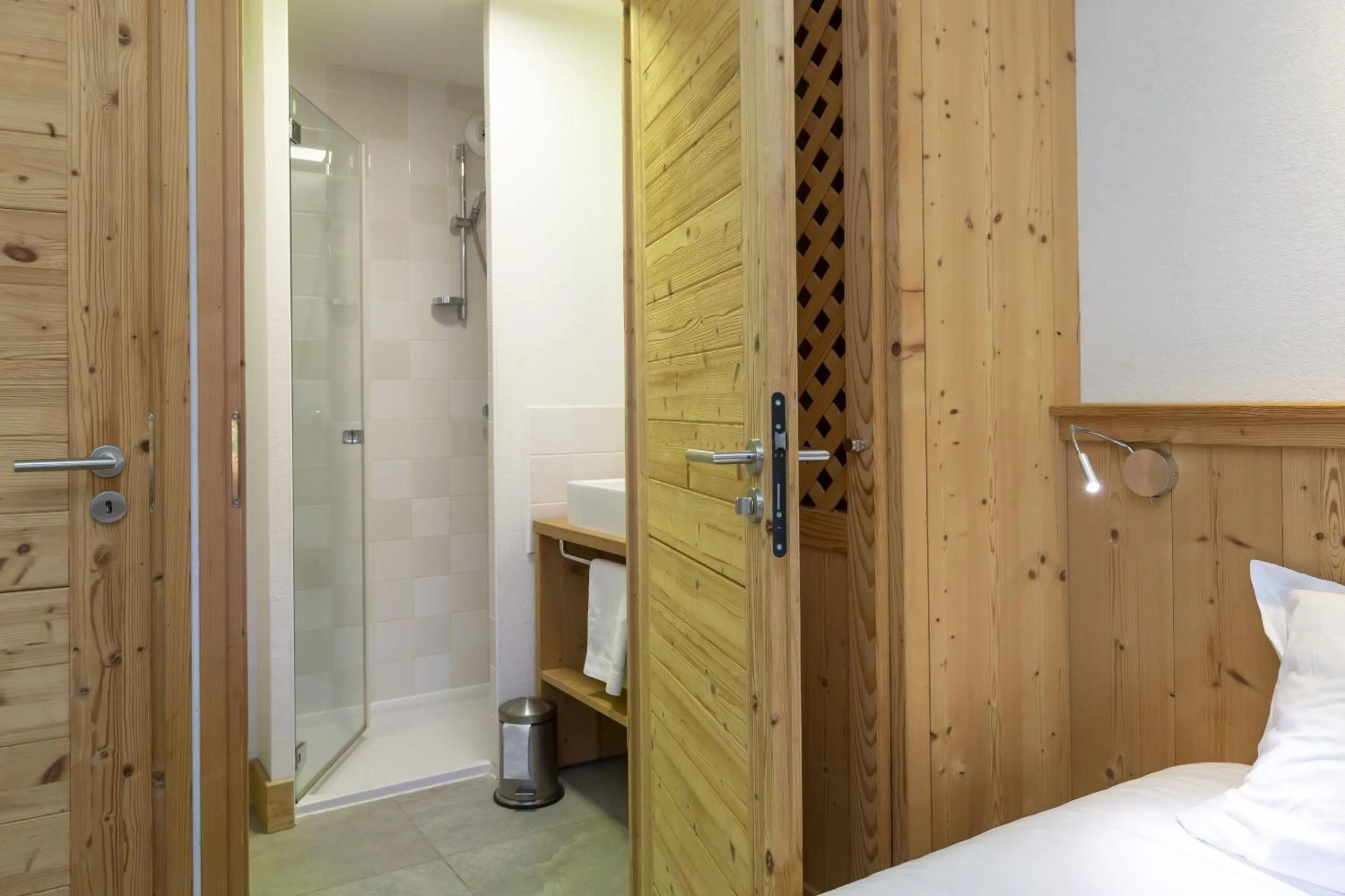 Bathroom, Bed in Résidence Odalys Les Fermes de Châtel