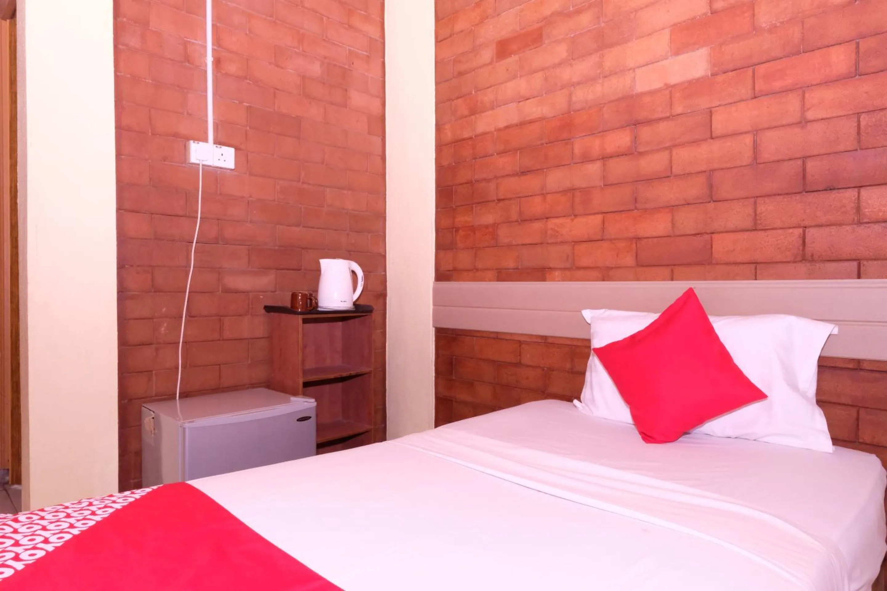 Photo of the whole room, Bed in OYO 1017 Al-inshirah Inn