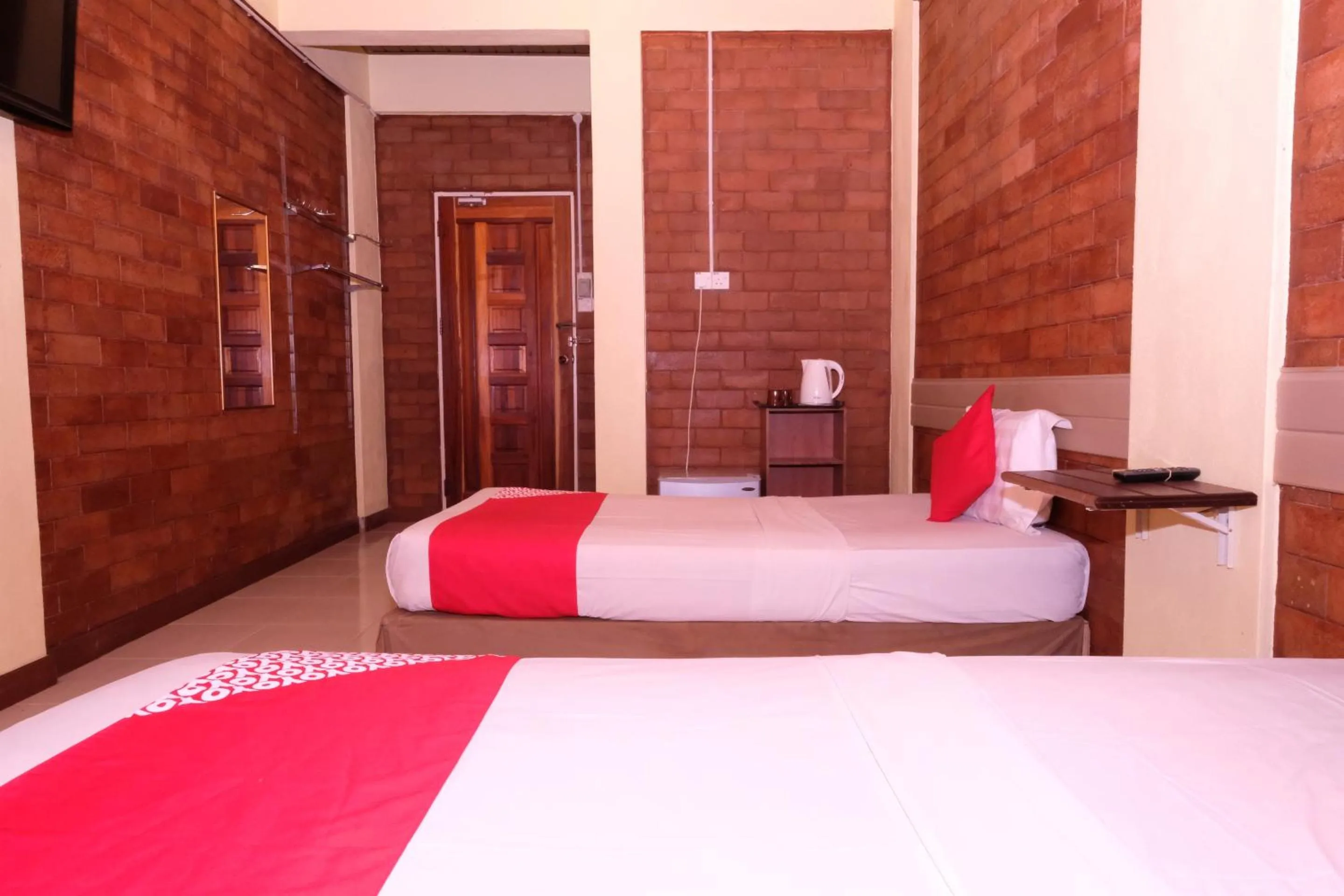 Photo of the whole room, Bed in OYO 1017 Al-inshirah Inn