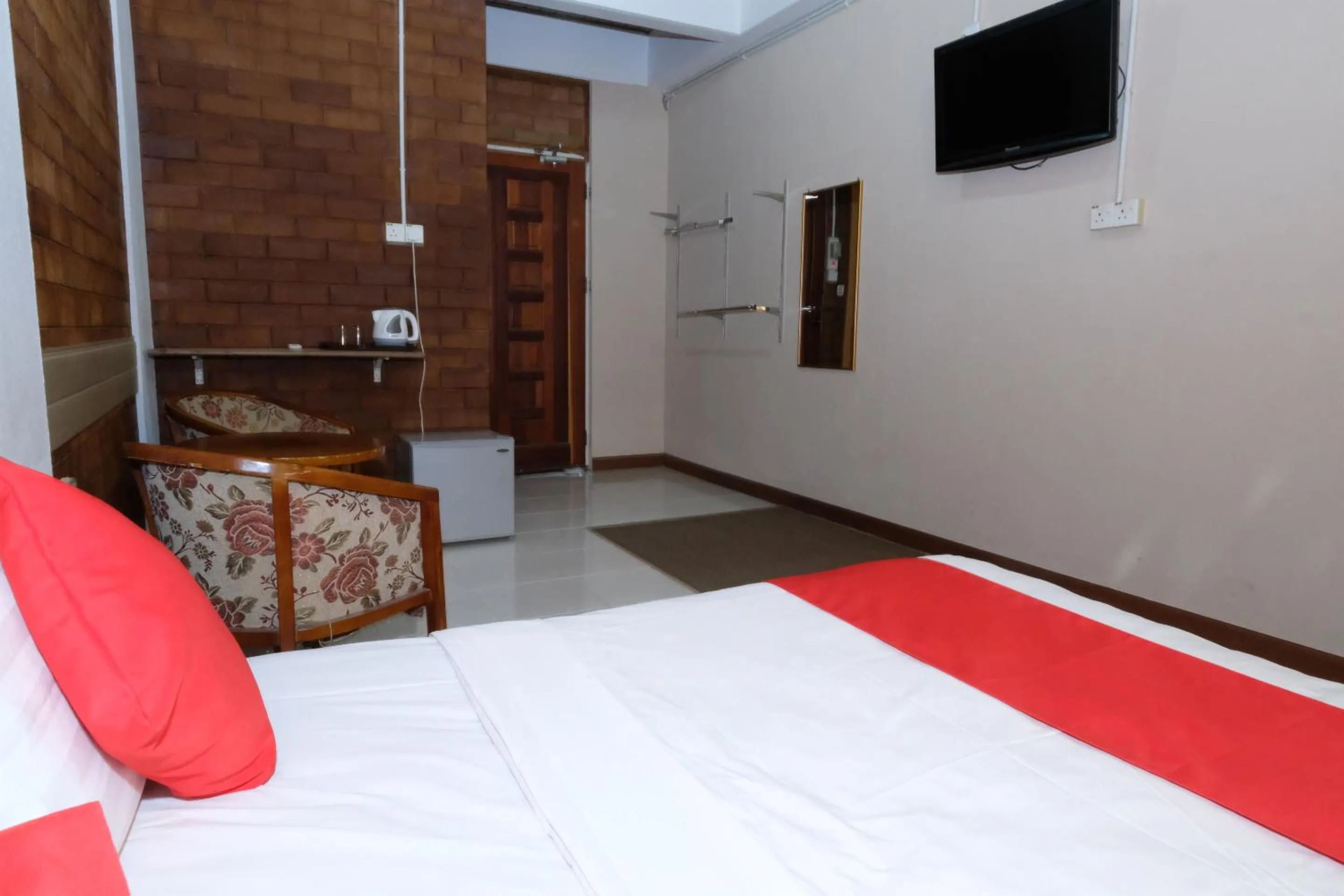 Photo of the whole room, Bed in OYO 1017 Al-inshirah Inn