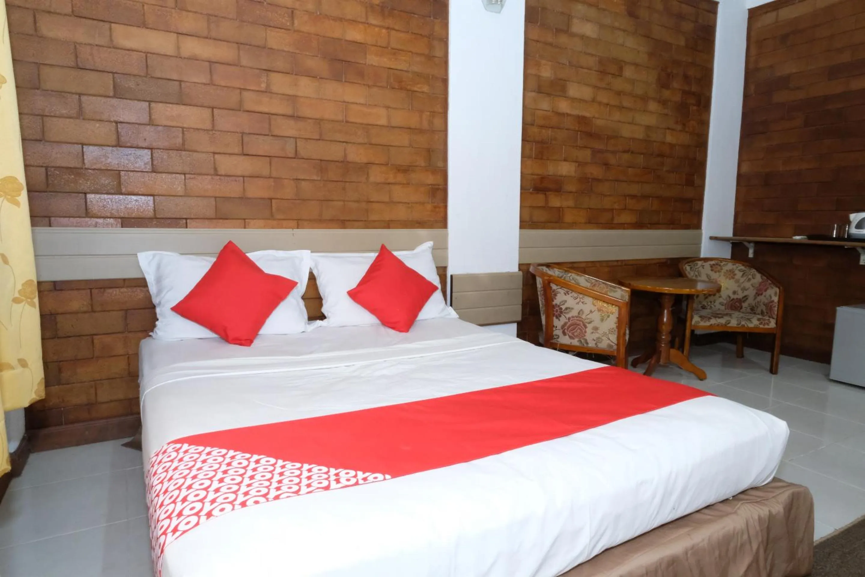 Photo of the whole room, Bed in OYO 1017 Al-inshirah Inn