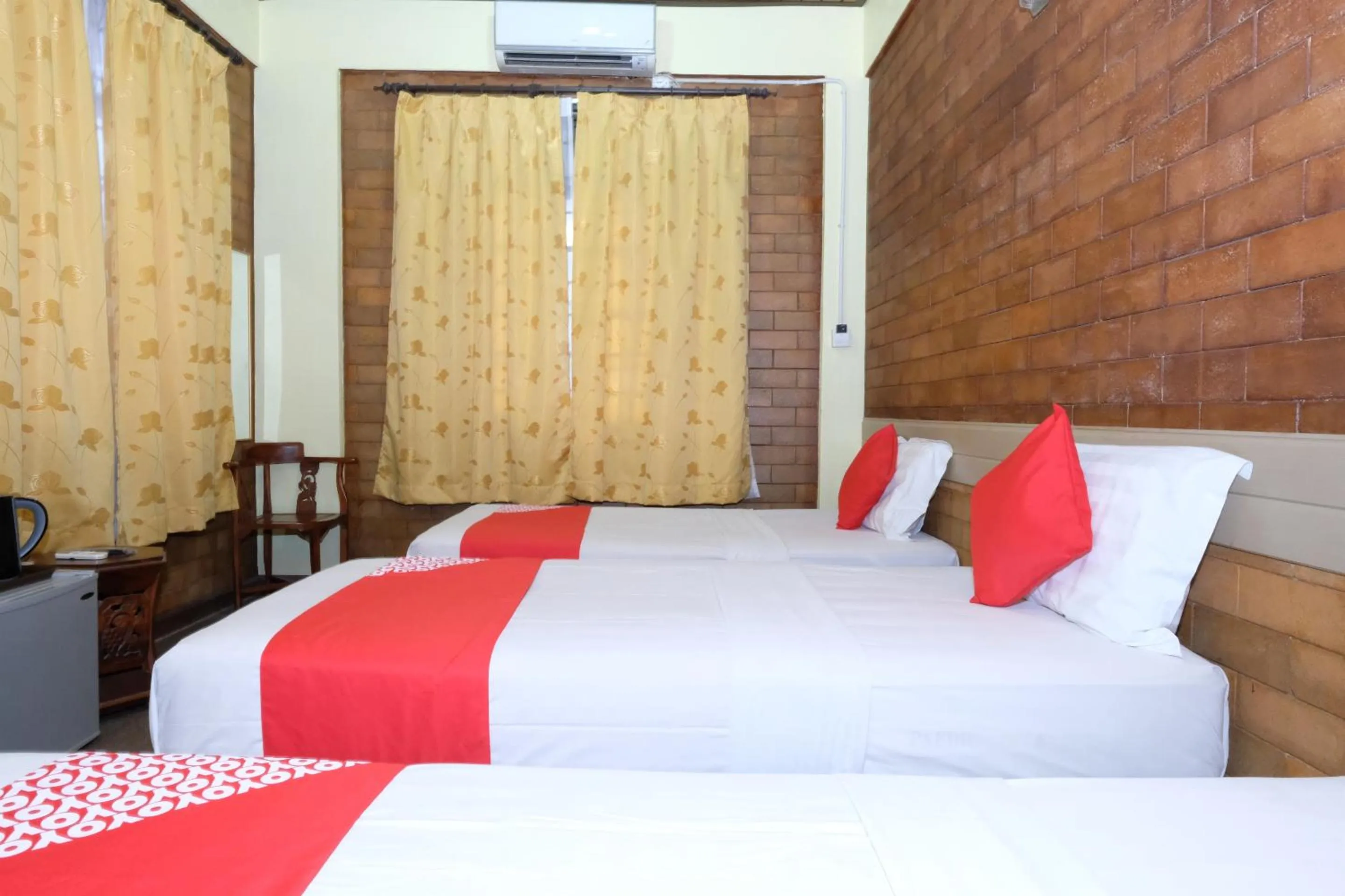 Photo of the whole room, Bed in OYO 1017 Al-inshirah Inn