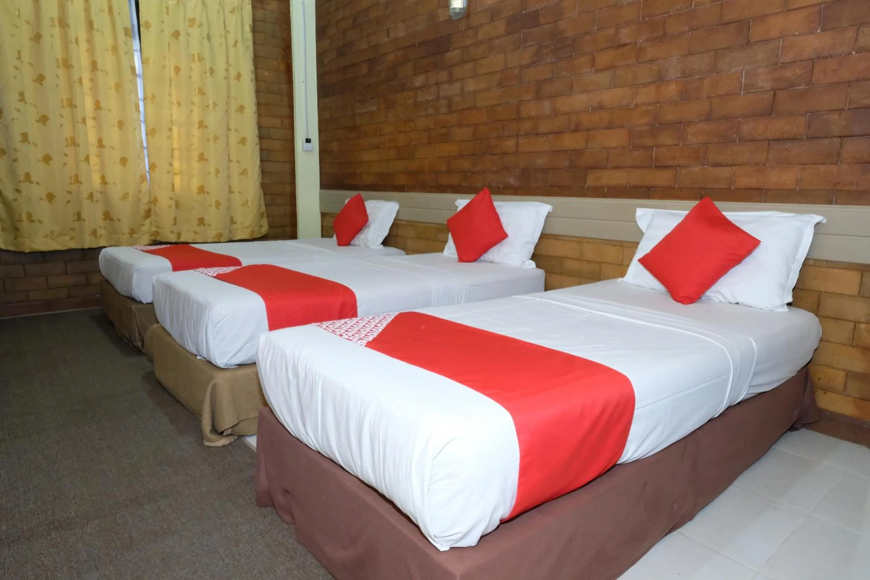 Photo of the whole room, Bed in OYO 1017 Al-inshirah Inn