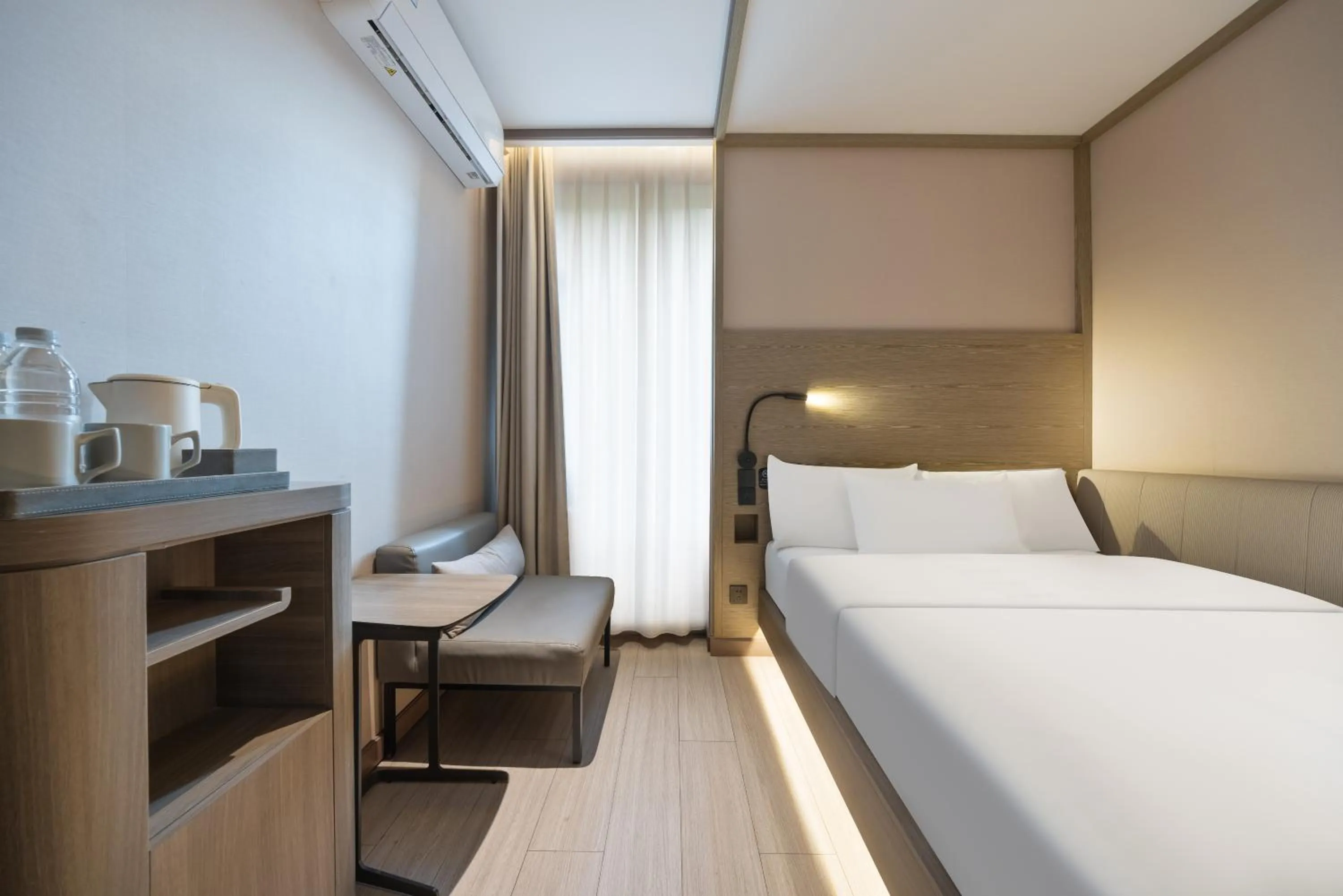 Photo of the whole room, Bed in Hanting Hotel Beijing South Railway Station South Square