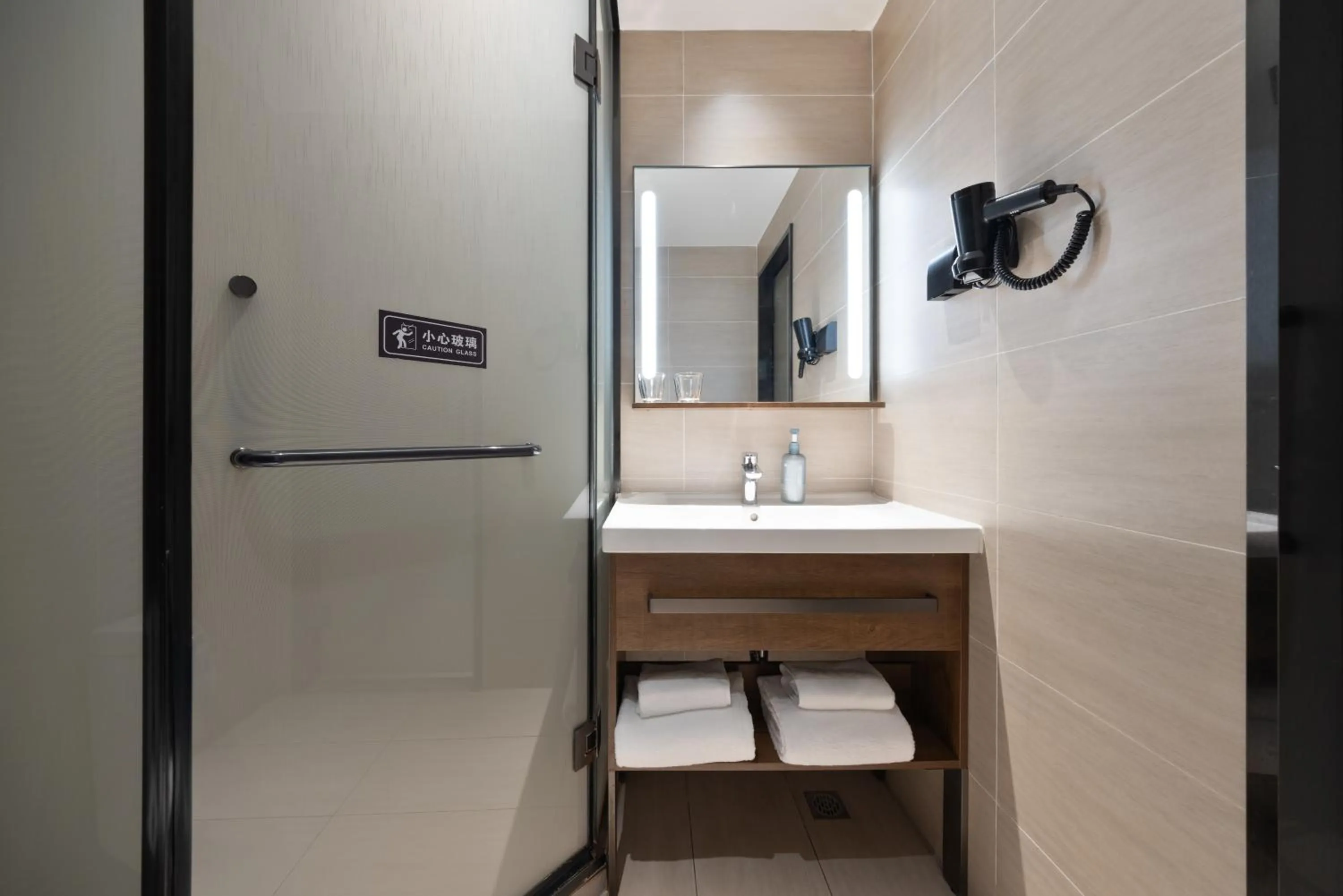 Toilet in Hanting Hotel Beijing South Railway Station South Square