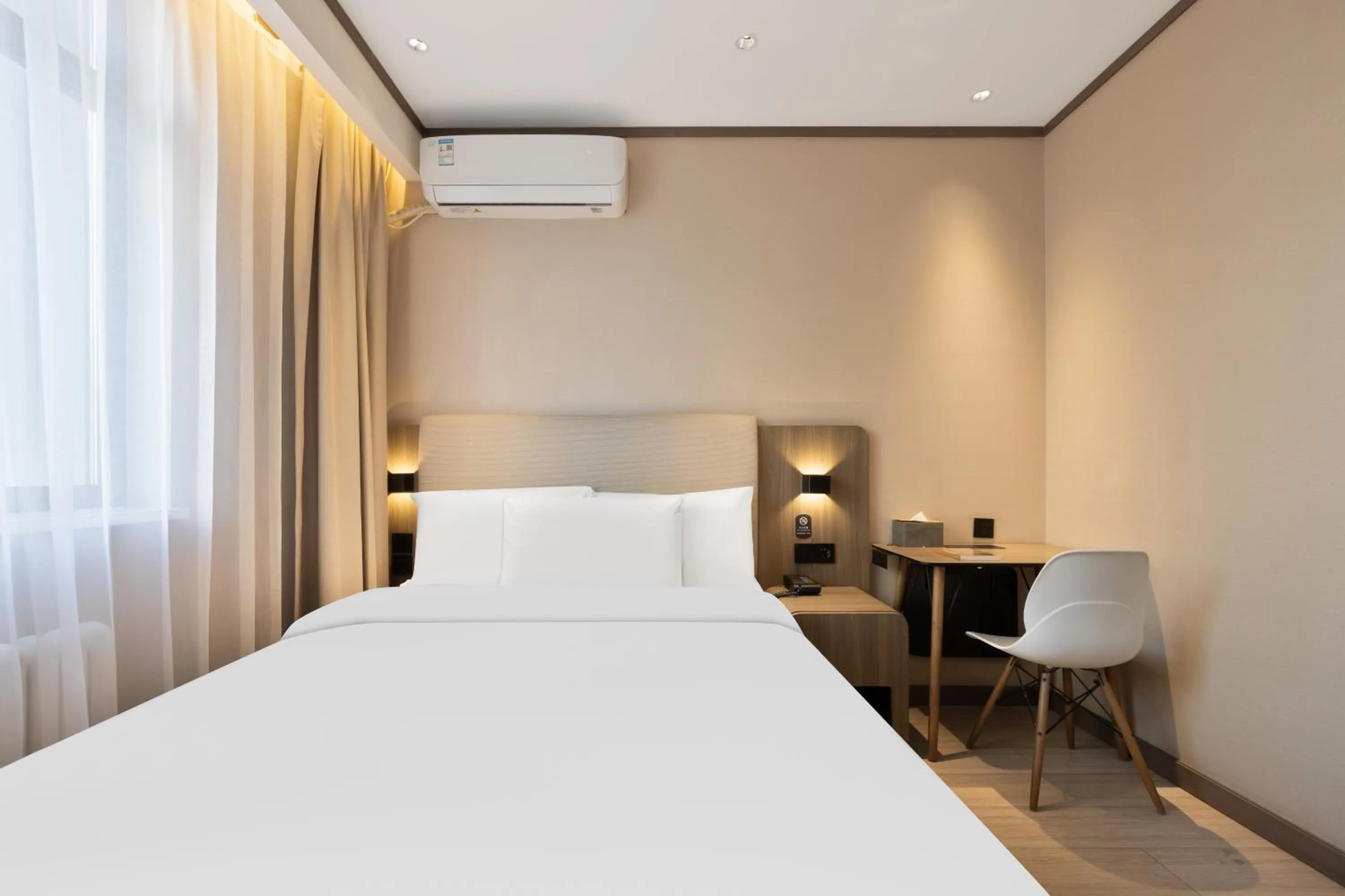 View (from property/room), Bed in Hanting Hotel Beijing South Railway Station South Square