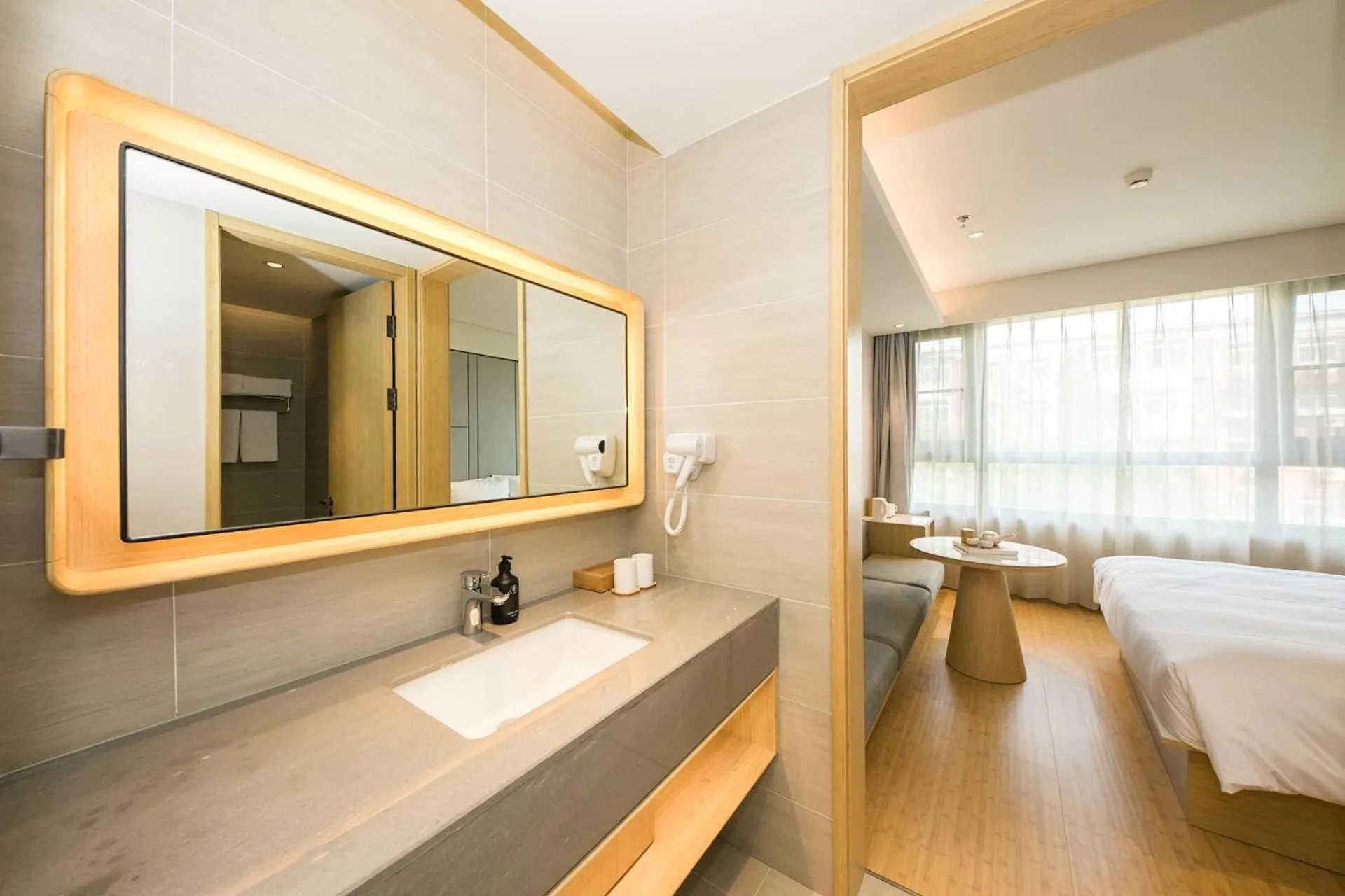 Bathroom, Bed in Ji Hotel Beijing Liujiayao