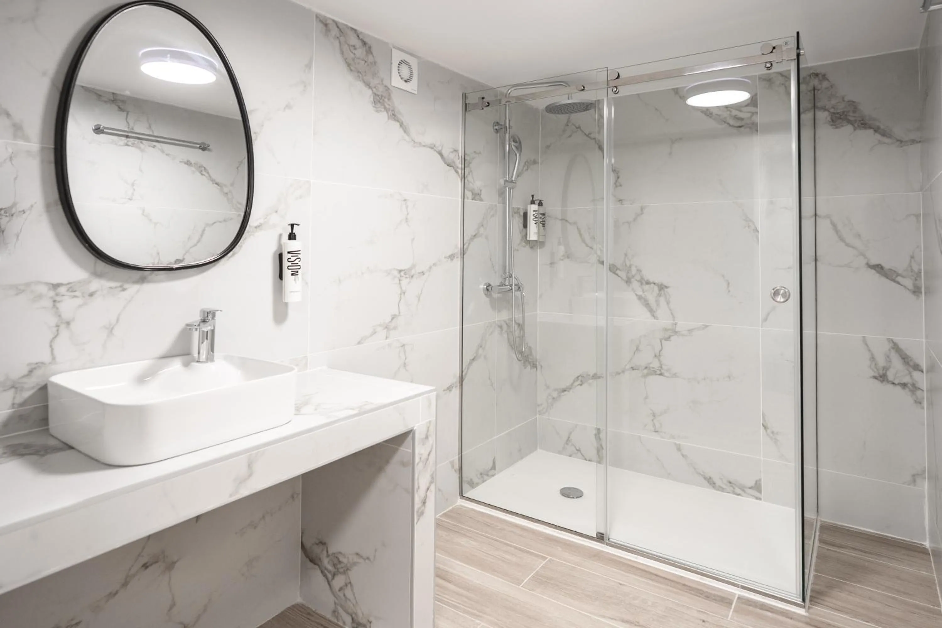 Shower in Vision Lavraga