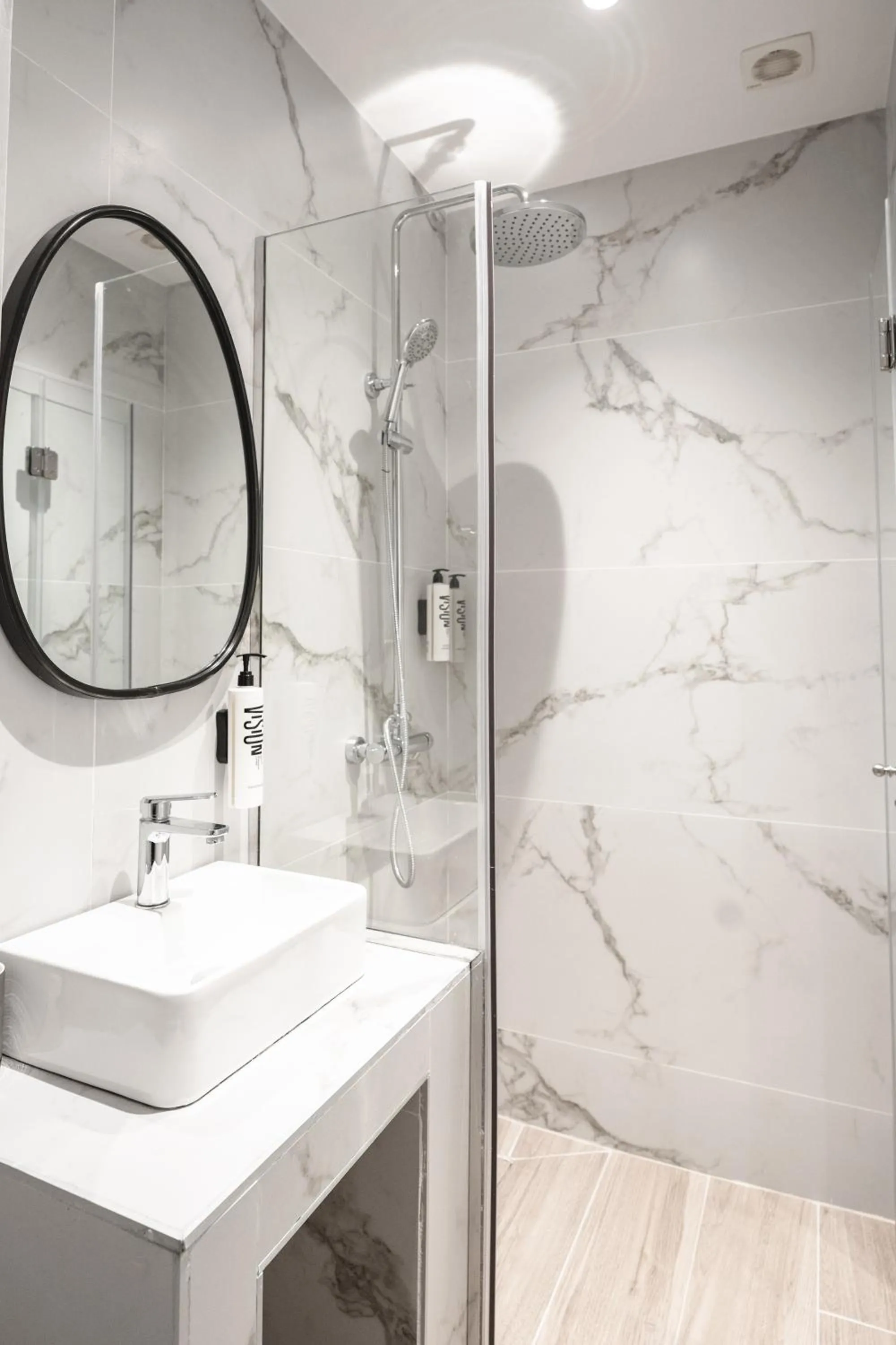 Shower in Vision Lavraga