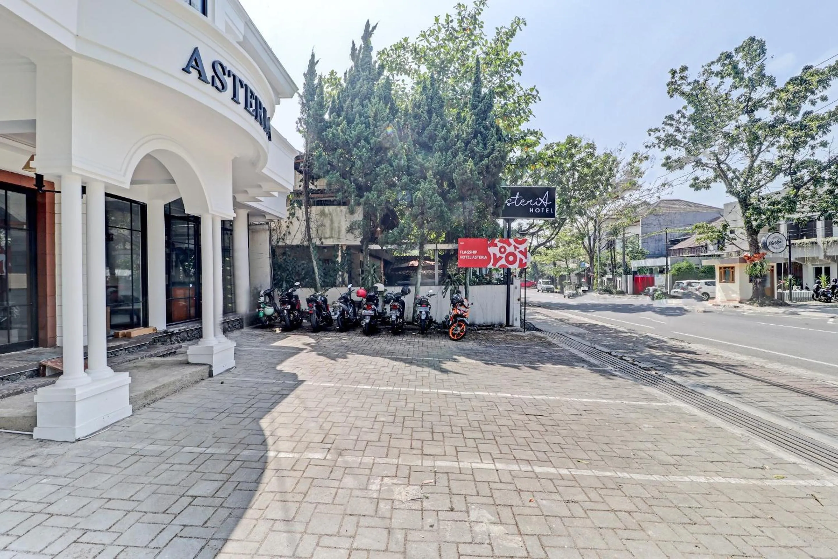 Facade/entrance in OYO 94726 Asteria Talaga Bodas