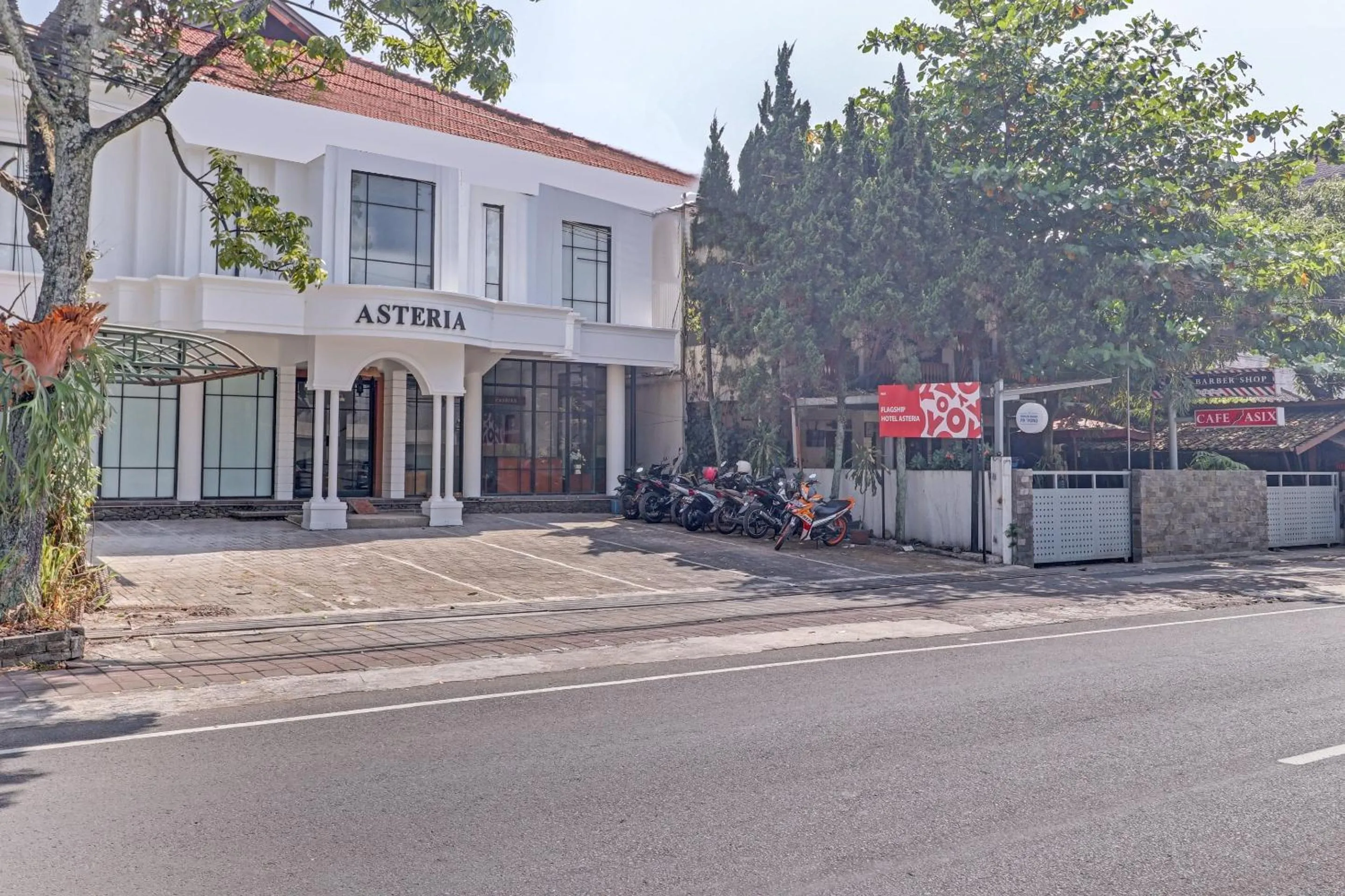 Facade/entrance in OYO 94726 Asteria Talaga Bodas