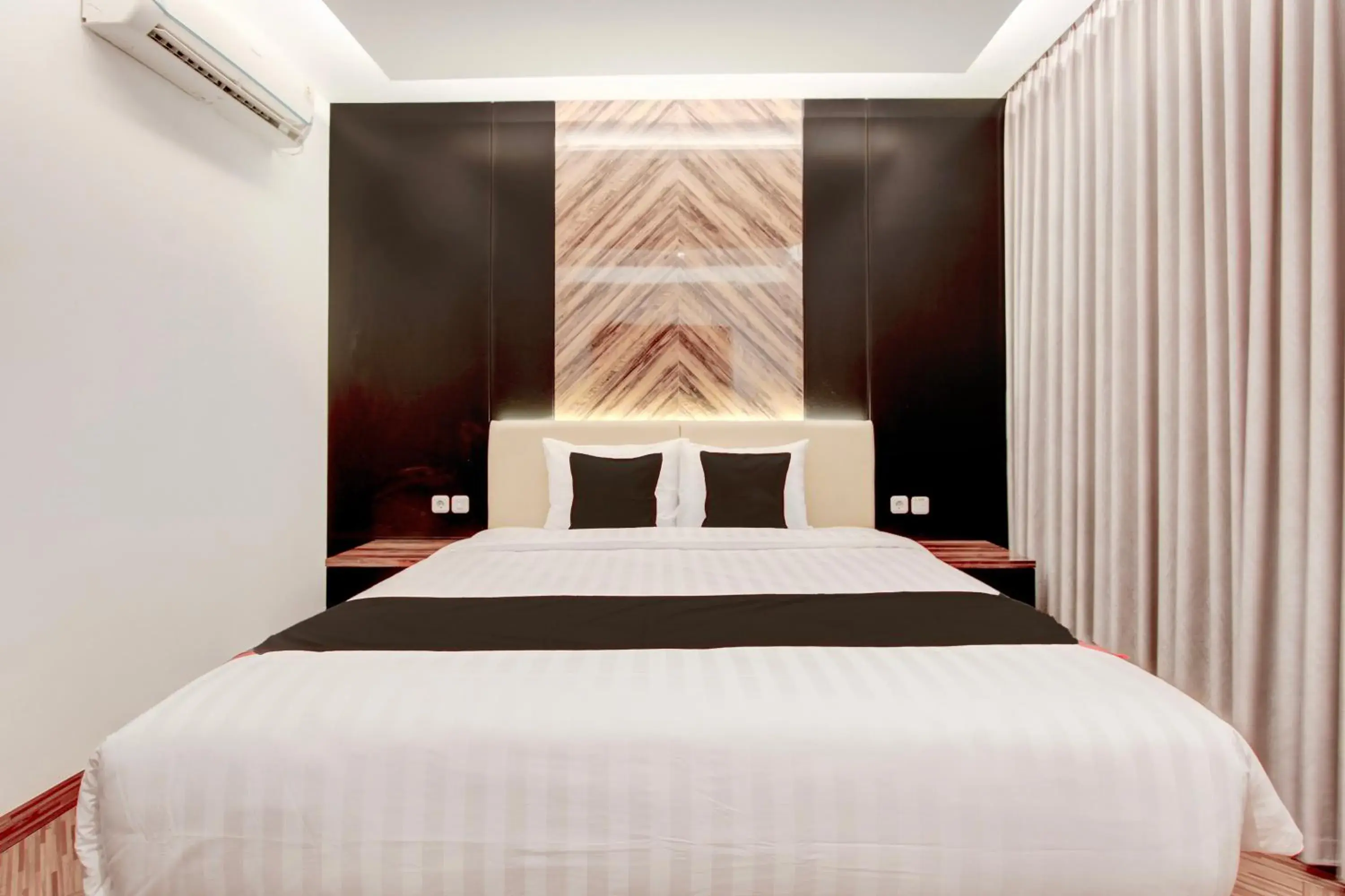 Deluxe Suite in Townhouse OAK Near The Park Mall Semarang Formerly Semarang Boutique Hotel Deluxe Suite in Townhouse OAK Near The Park Mall Semarang Formerly Semarang Boutique Hotel