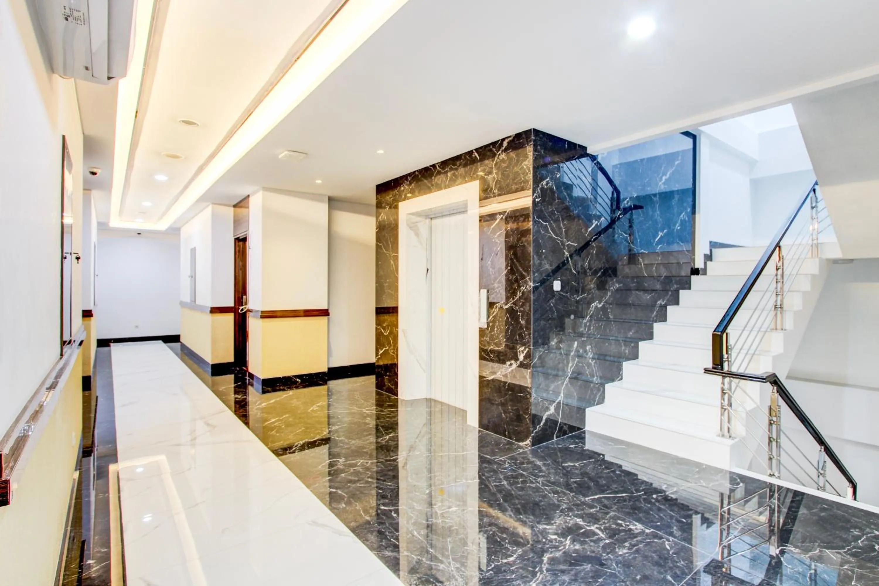 Lobby or reception in Townhouse OAK Near The Park Mall Semarang Formerly Semarang Boutique Hotel