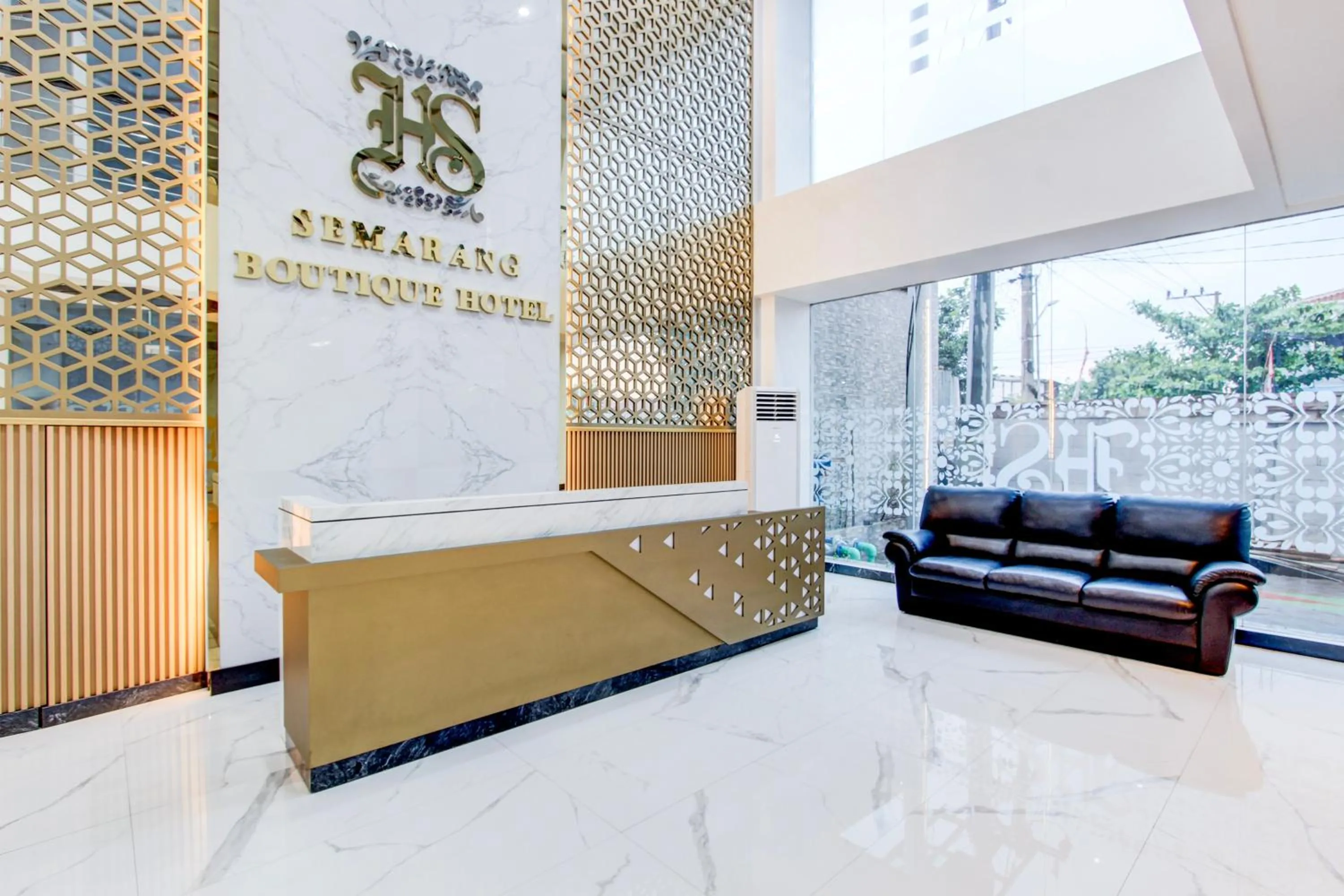 Lobby or reception in Townhouse OAK Near The Park Mall Semarang Formerly Semarang Boutique Hotel