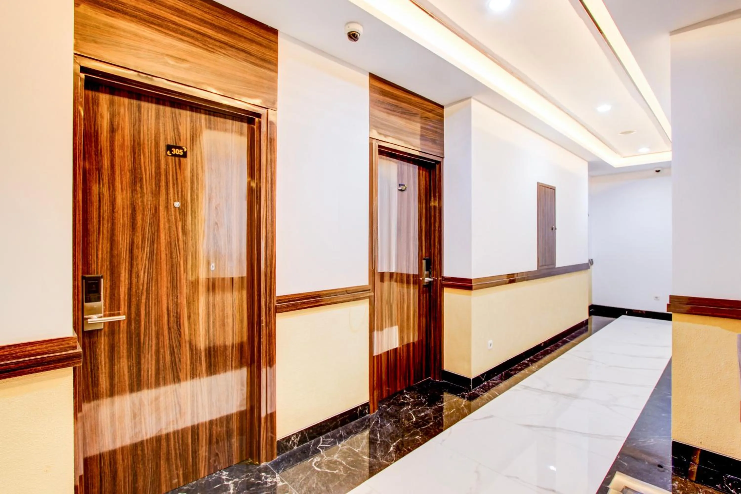 Lobby or reception in Townhouse OAK Near The Park Mall Semarang Formerly Semarang Boutique Hotel