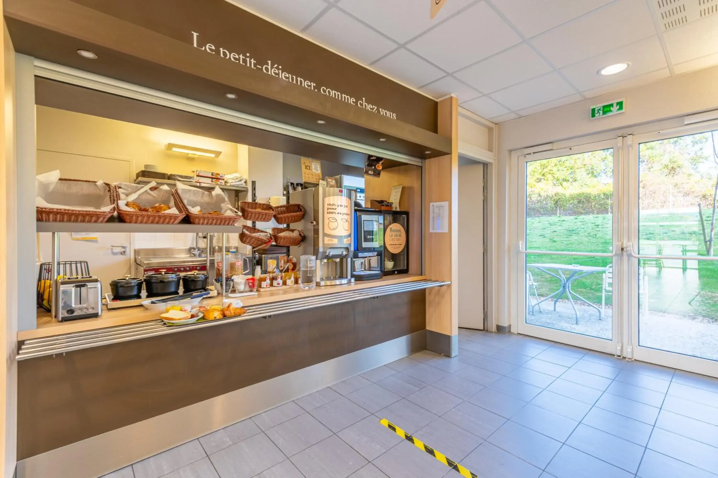 Buffet breakfast in B&B HOTEL Lieusaint Carré Sénart Buffet breakfast in B&B HOTEL Lieusaint Carré Sénart