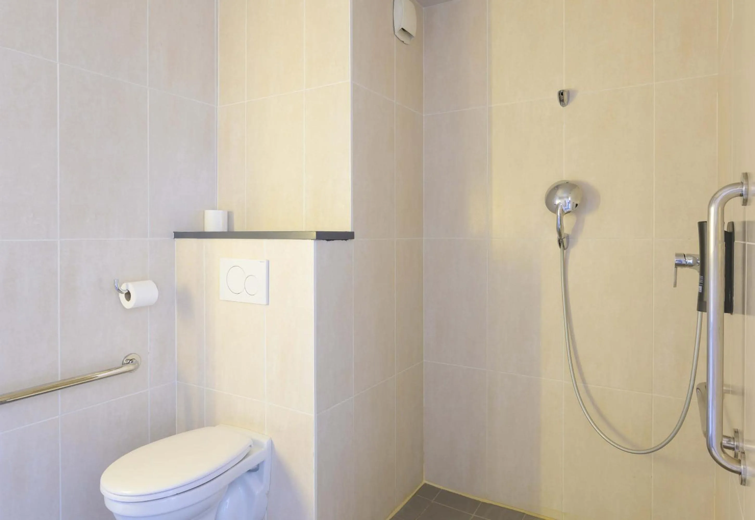 Bathroom in B&B HOTEL Lieusaint Carré Sénart