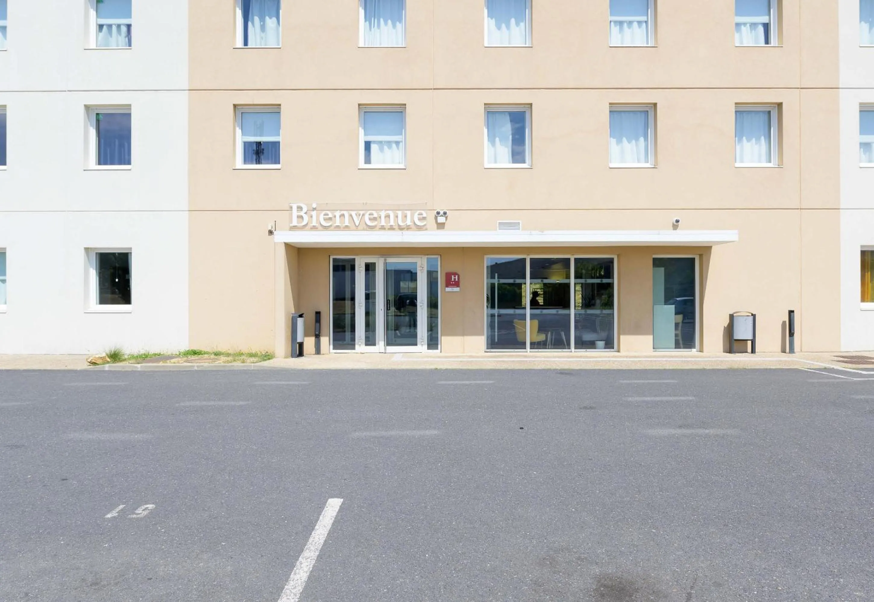 Facade/entrance in B&B HOTEL Lieusaint Carré Sénart