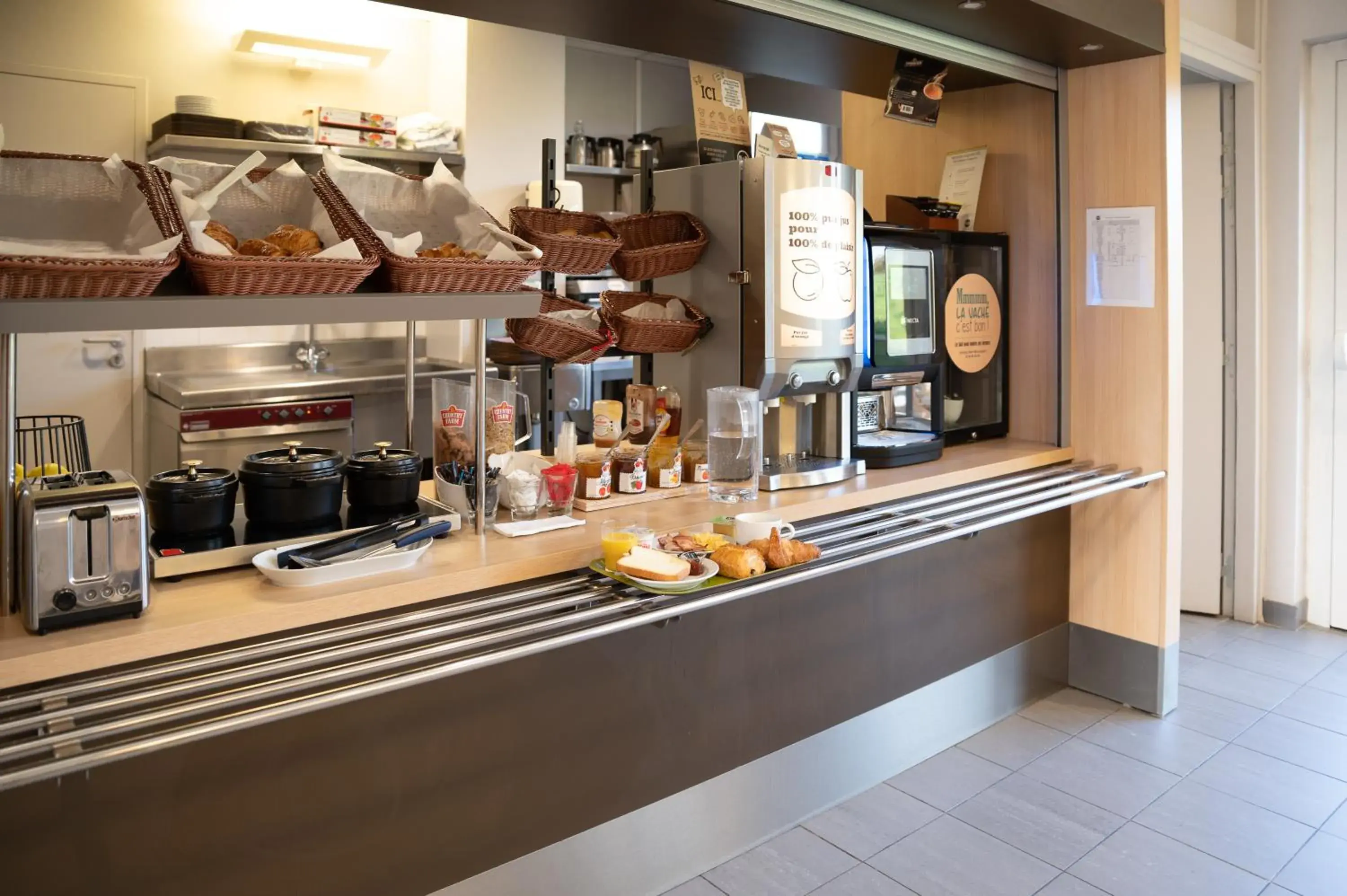 Buffet breakfast in B&B HOTEL Lieusaint Carré Sénart Buffet breakfast in B&B HOTEL Lieusaint Carré Sénart