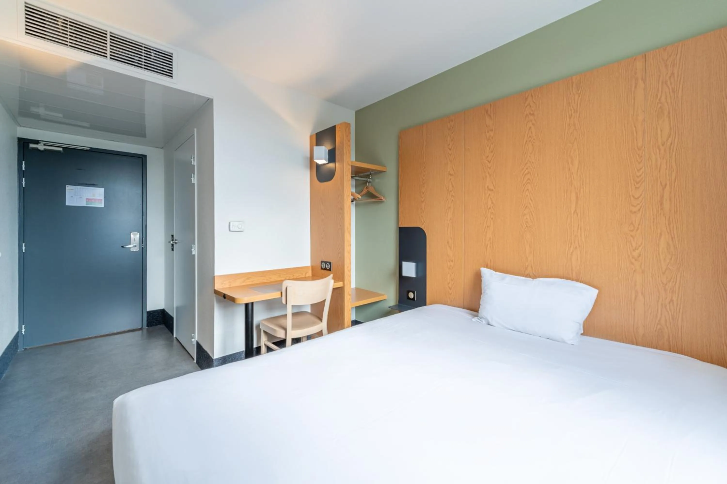 Bedroom, Bed in B&B HOTEL Lieusaint Carré Sénart