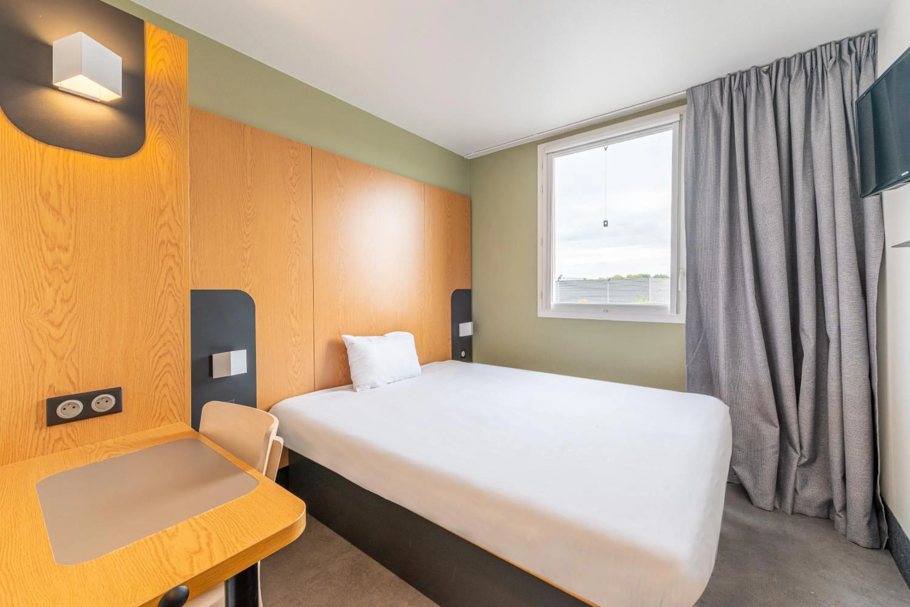 Bedroom, Bed in B&B HOTEL Lieusaint Carré Sénart