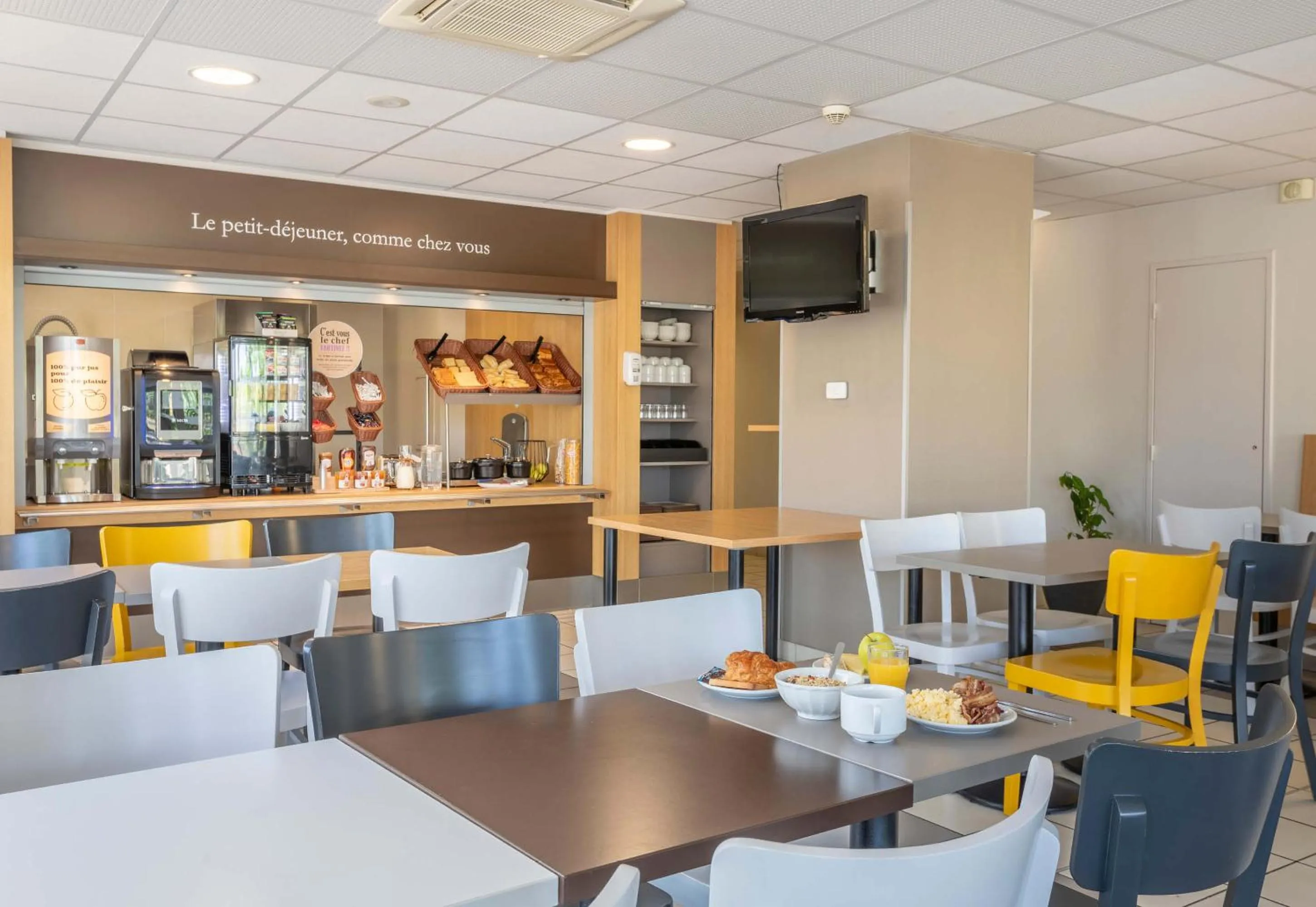 Restaurant/places to eat in B&B HOTEL Marseille Aéroport Saint-Victoret