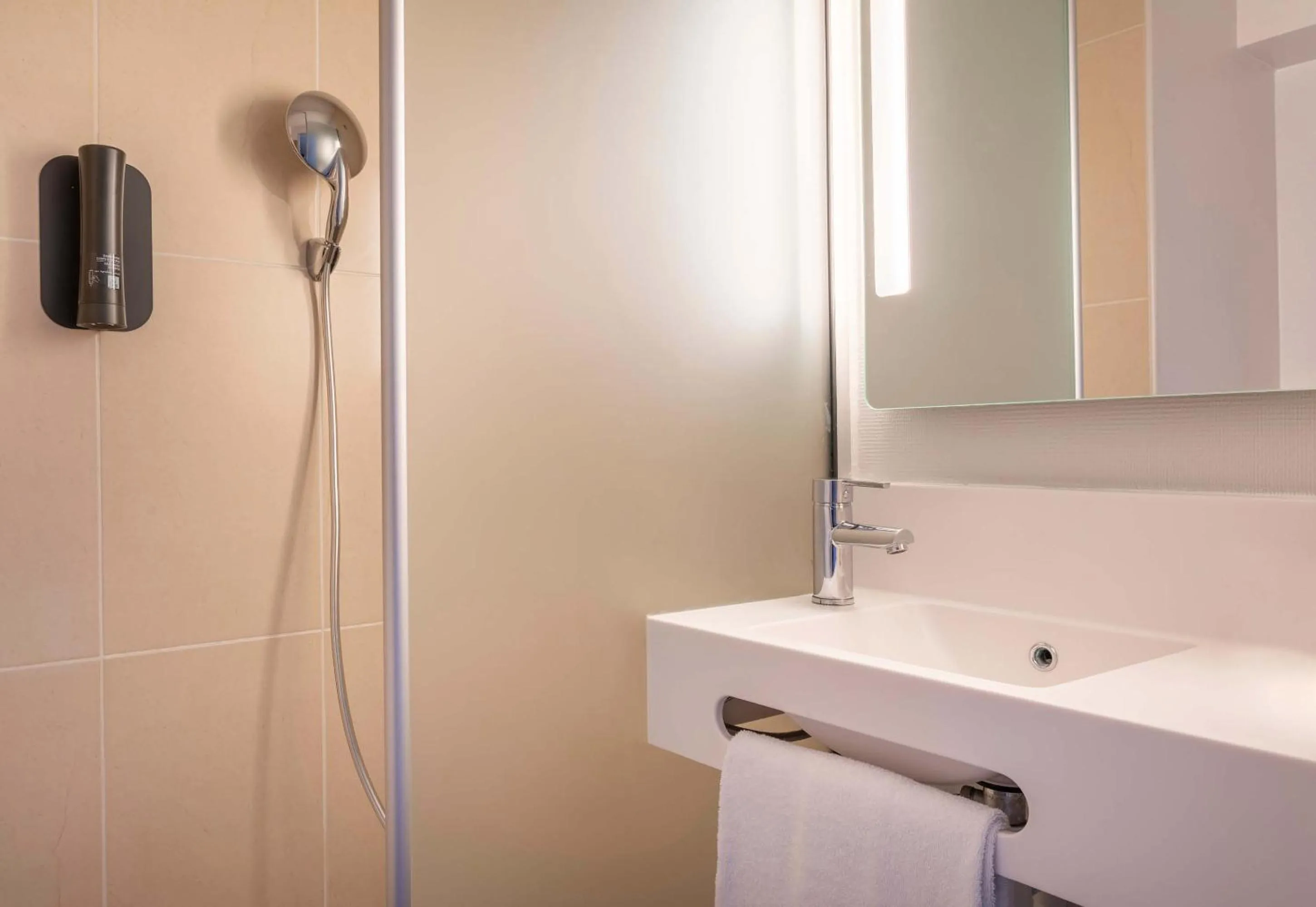 Bathroom in B&B HOTEL Marseille Aéroport Saint-Victoret