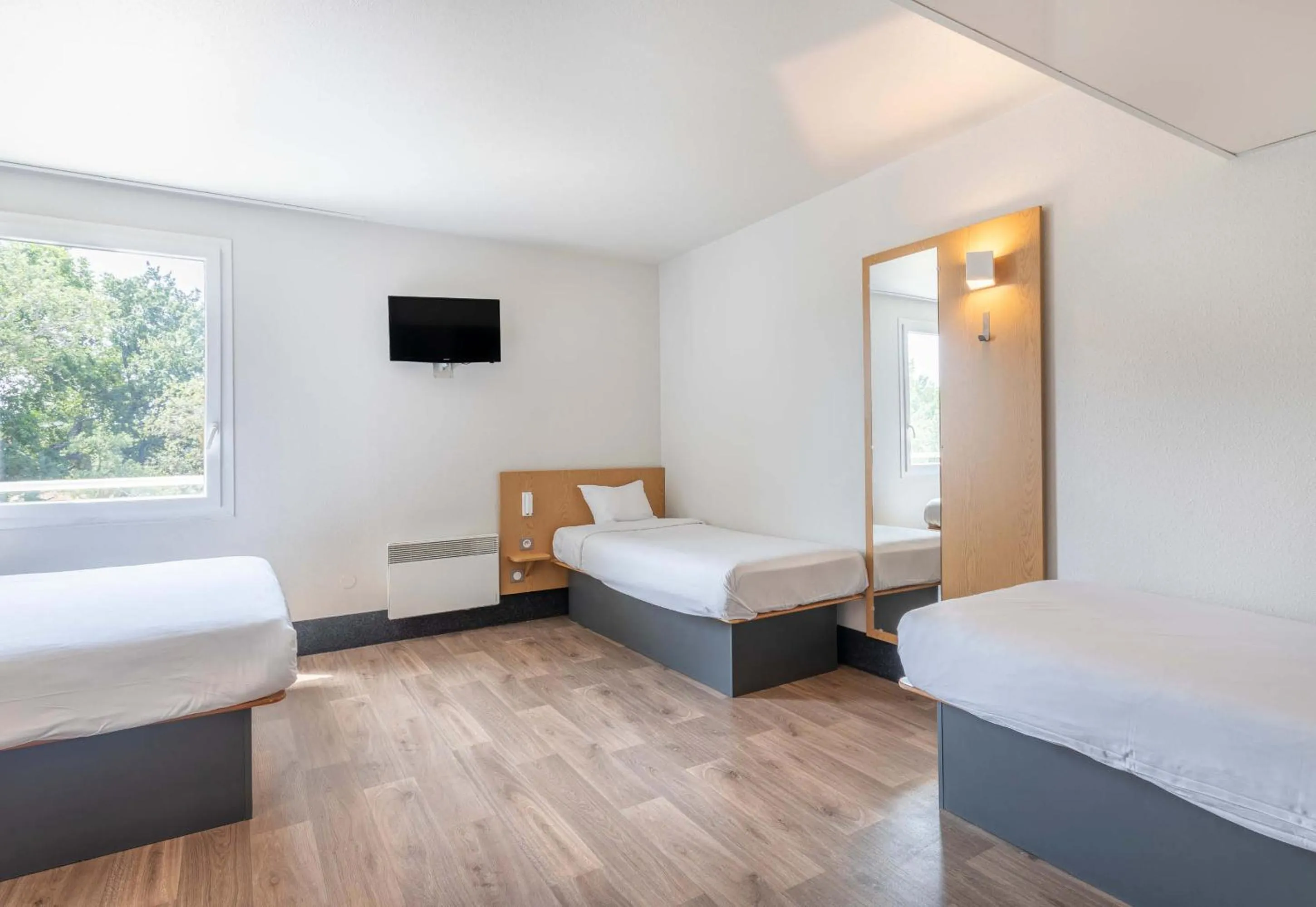 Bedroom, Bed in B&B HOTEL Marseille Aéroport Saint-Victoret