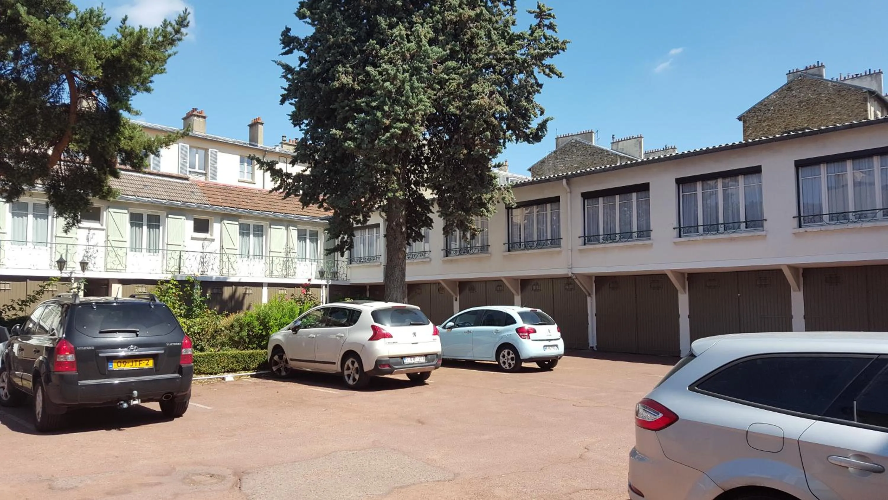 Property building in Hôtel du Cheval Rouge