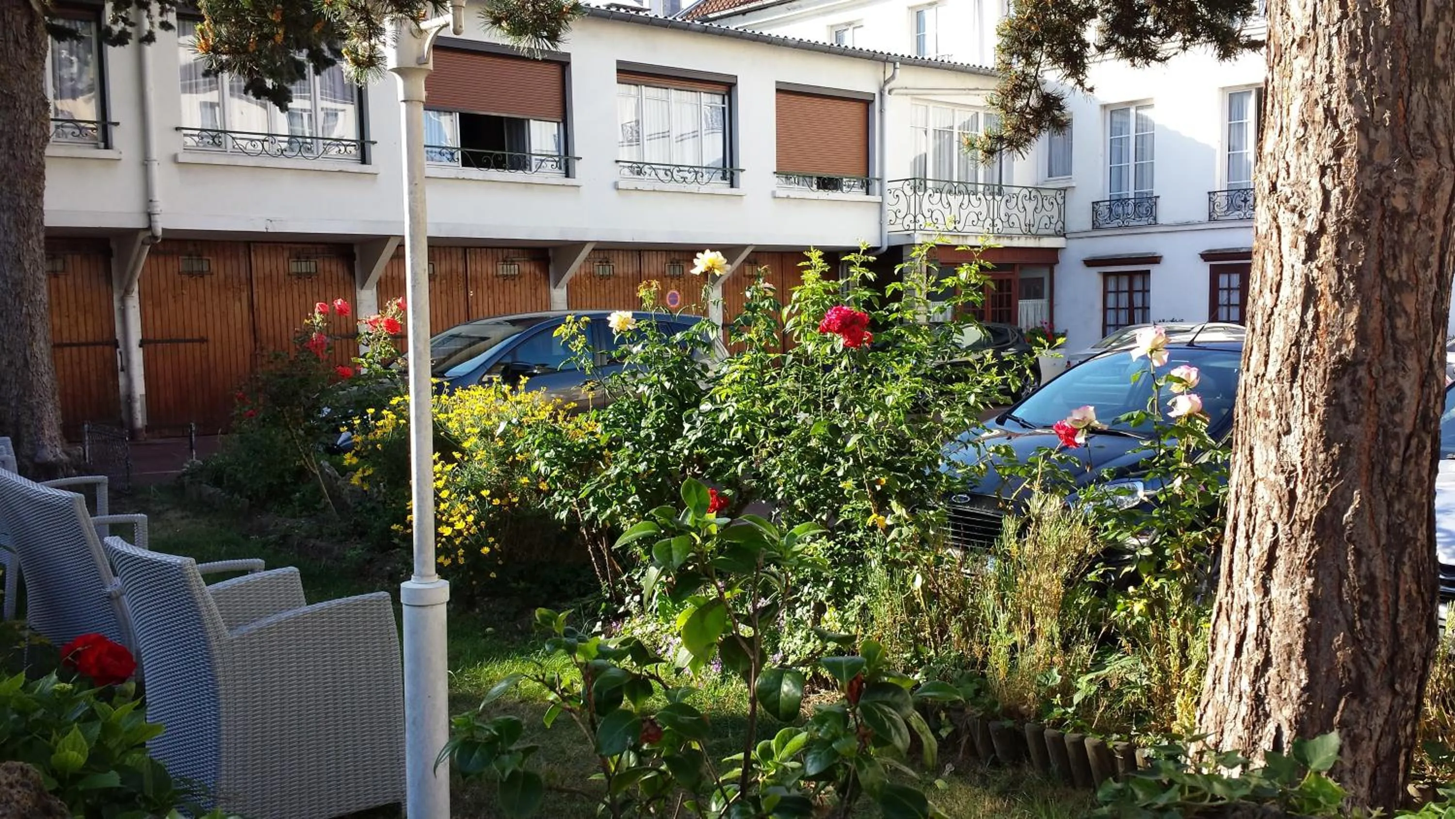 Garden view in Hôtel du Cheval Rouge