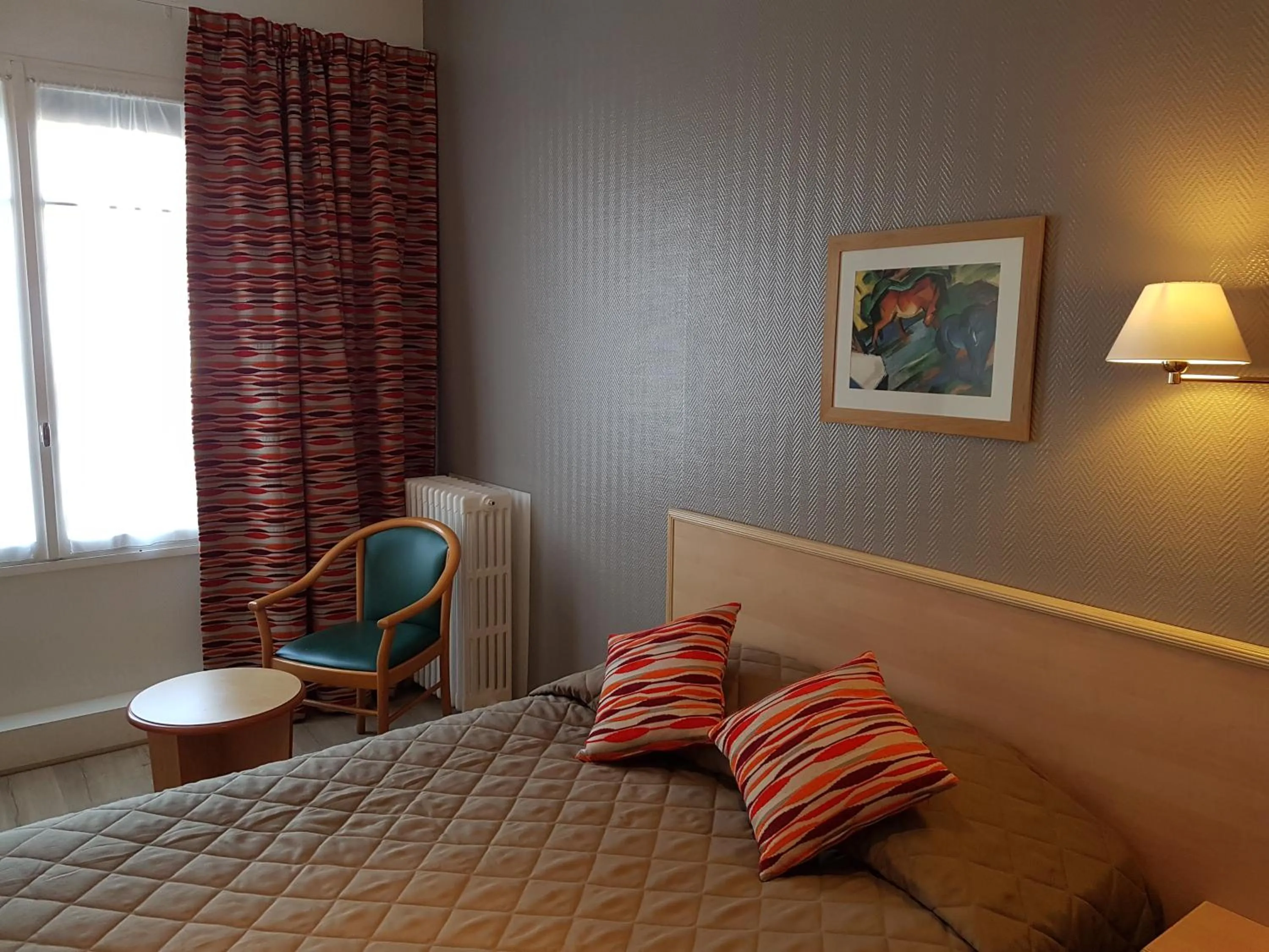 View (from property/room), Bed in Hôtel du Cheval Rouge