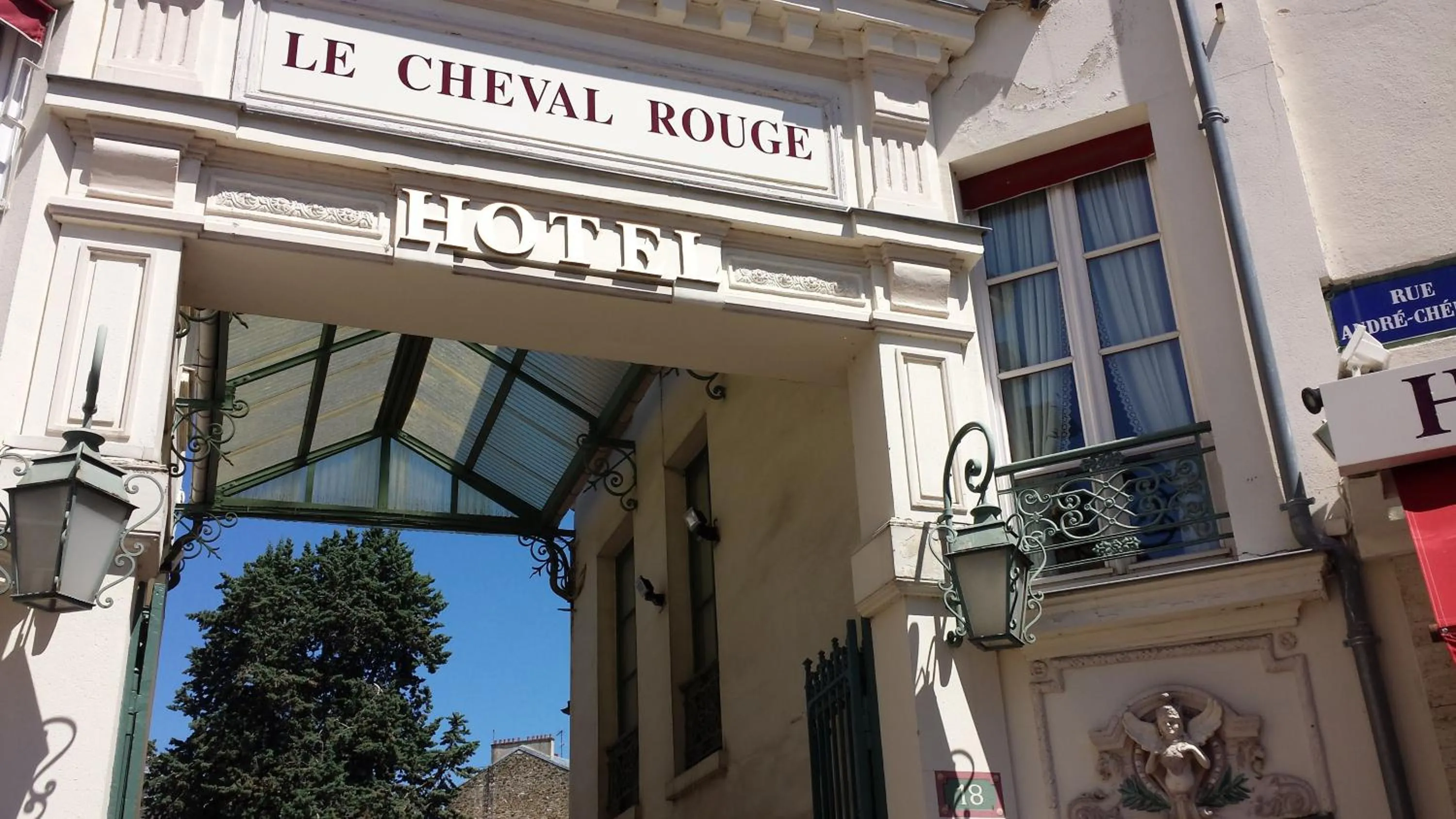Facade/entrance in Hôtel du Cheval Rouge