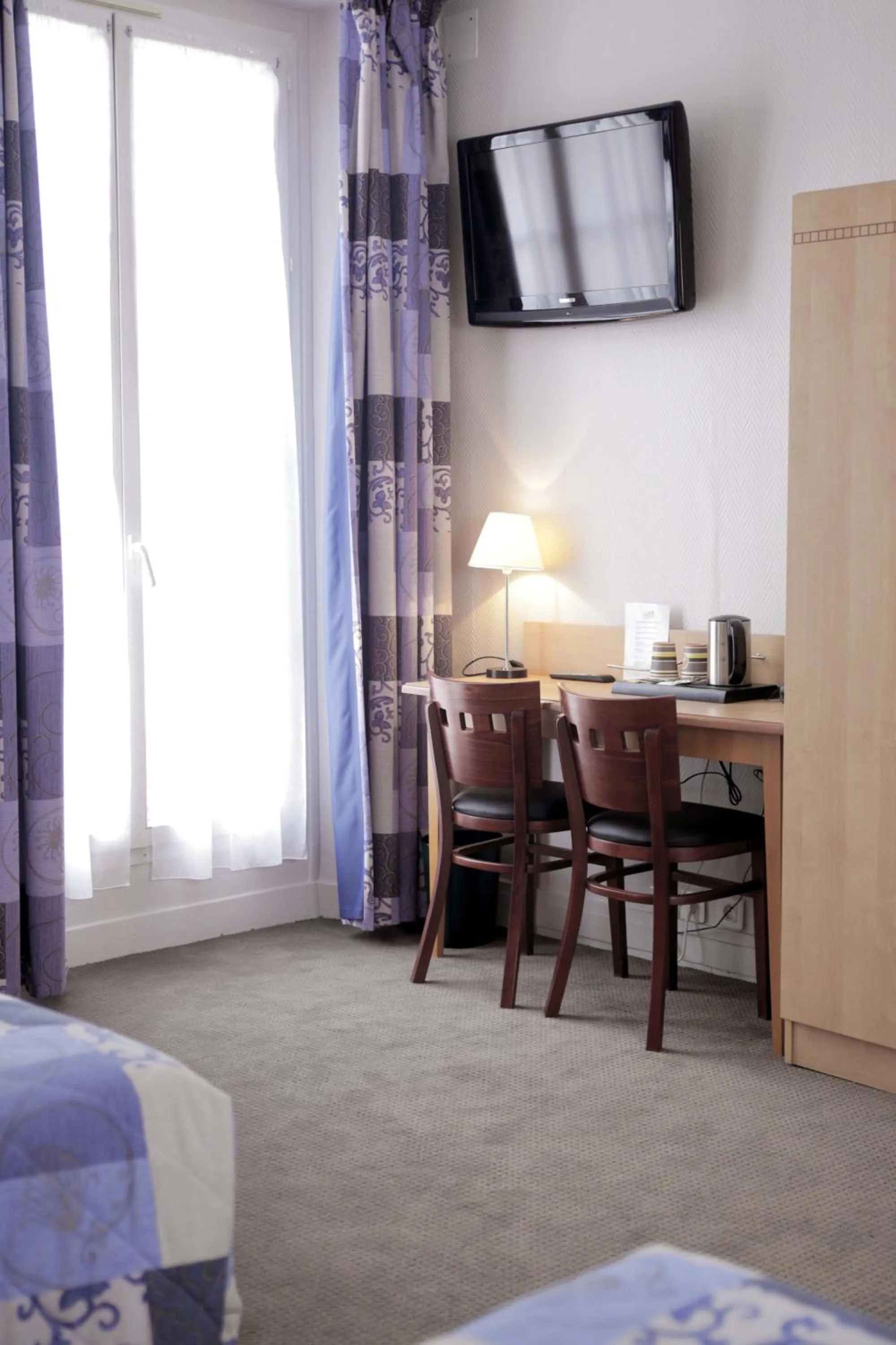 Photo of the whole room in Hôtel du Cheval Rouge