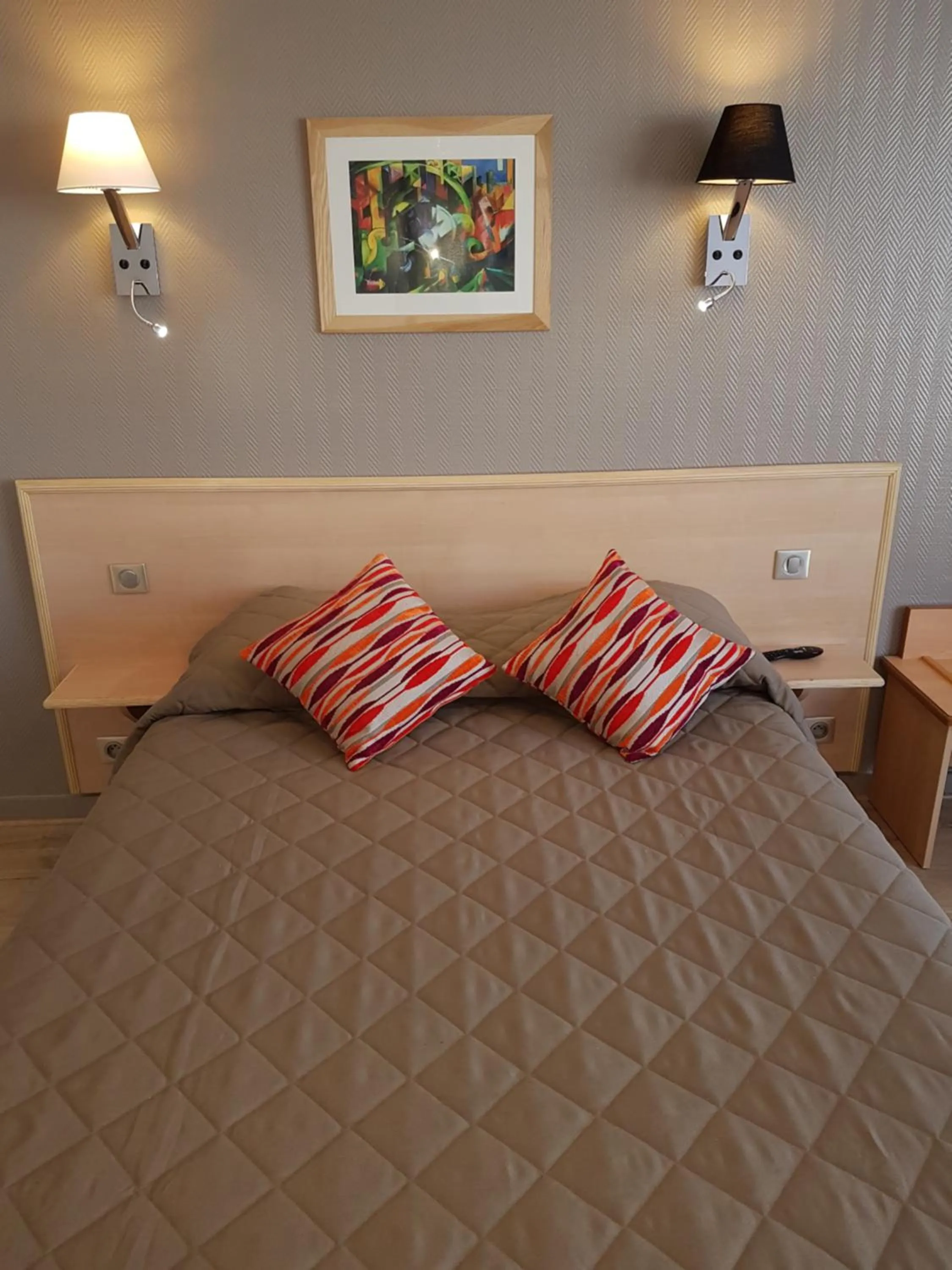 View (from property/room), Bed in Hôtel du Cheval Rouge