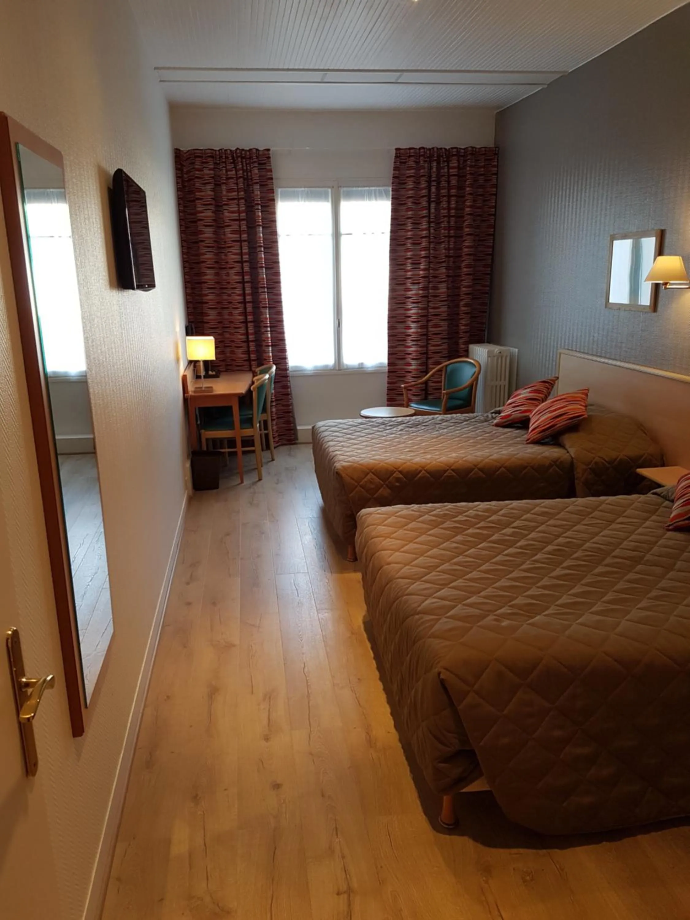 View (from property/room), Bed in Hôtel du Cheval Rouge