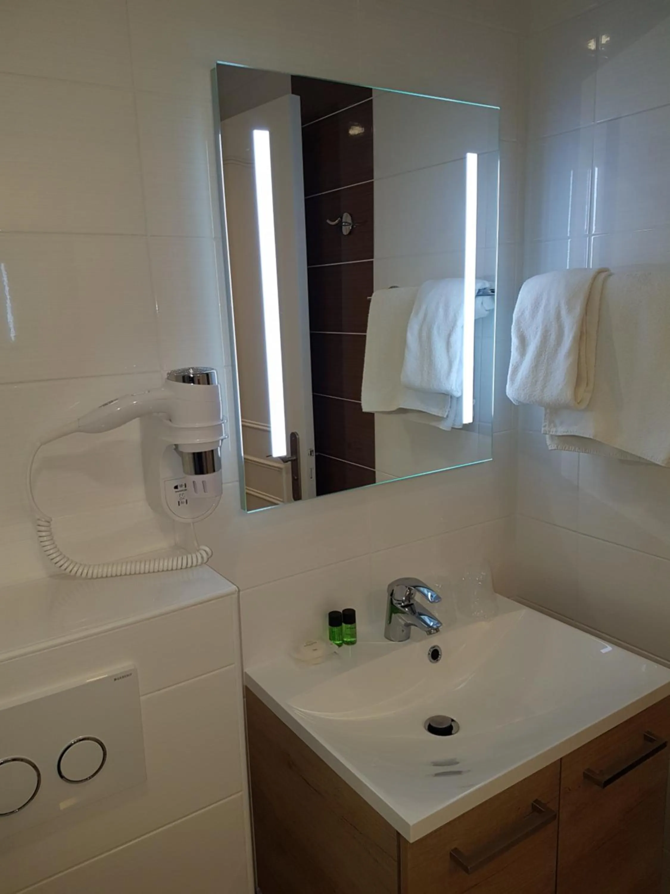 Bathroom in Hôtel du Cheval Rouge