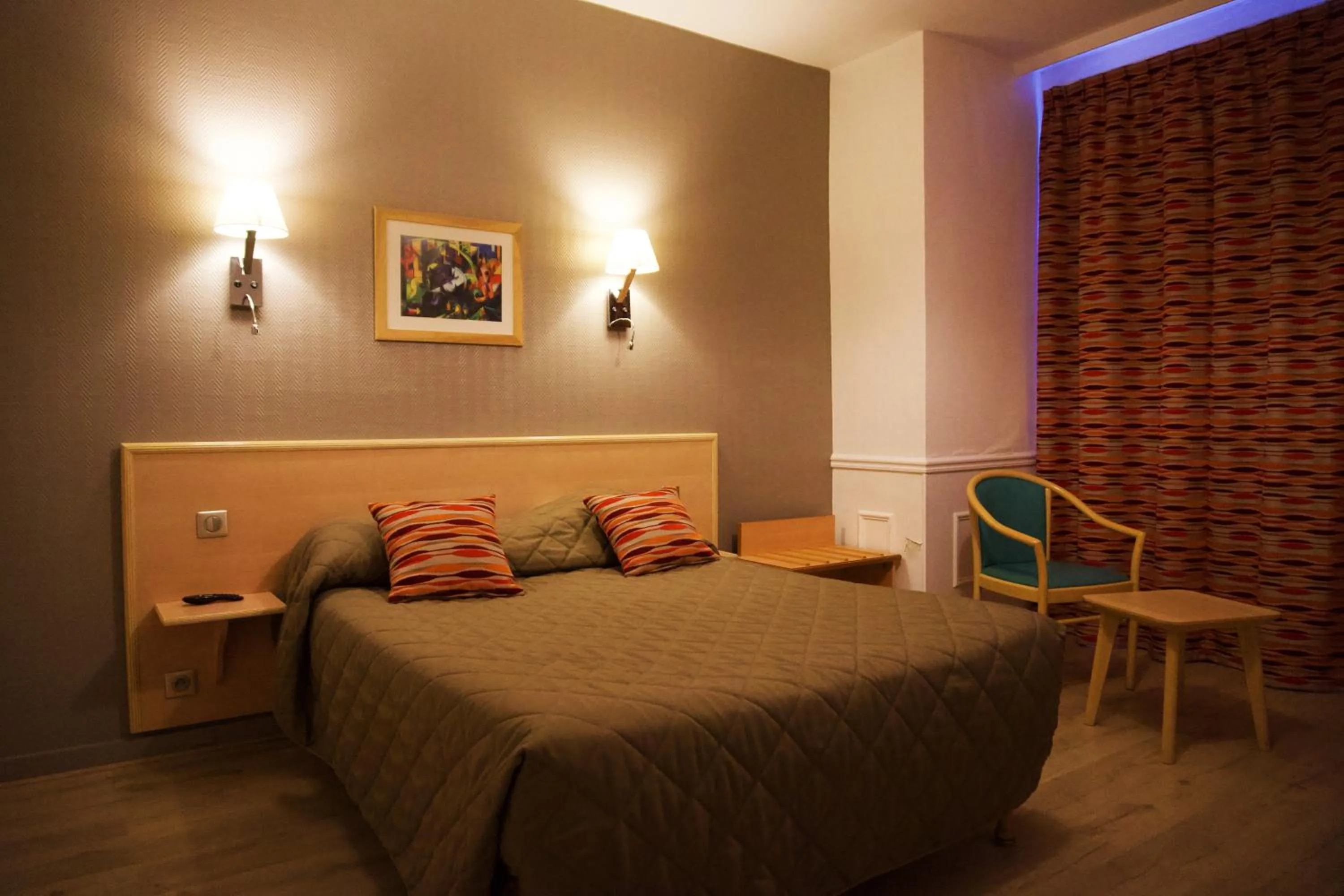 Night, Bed in Hôtel du Cheval Rouge