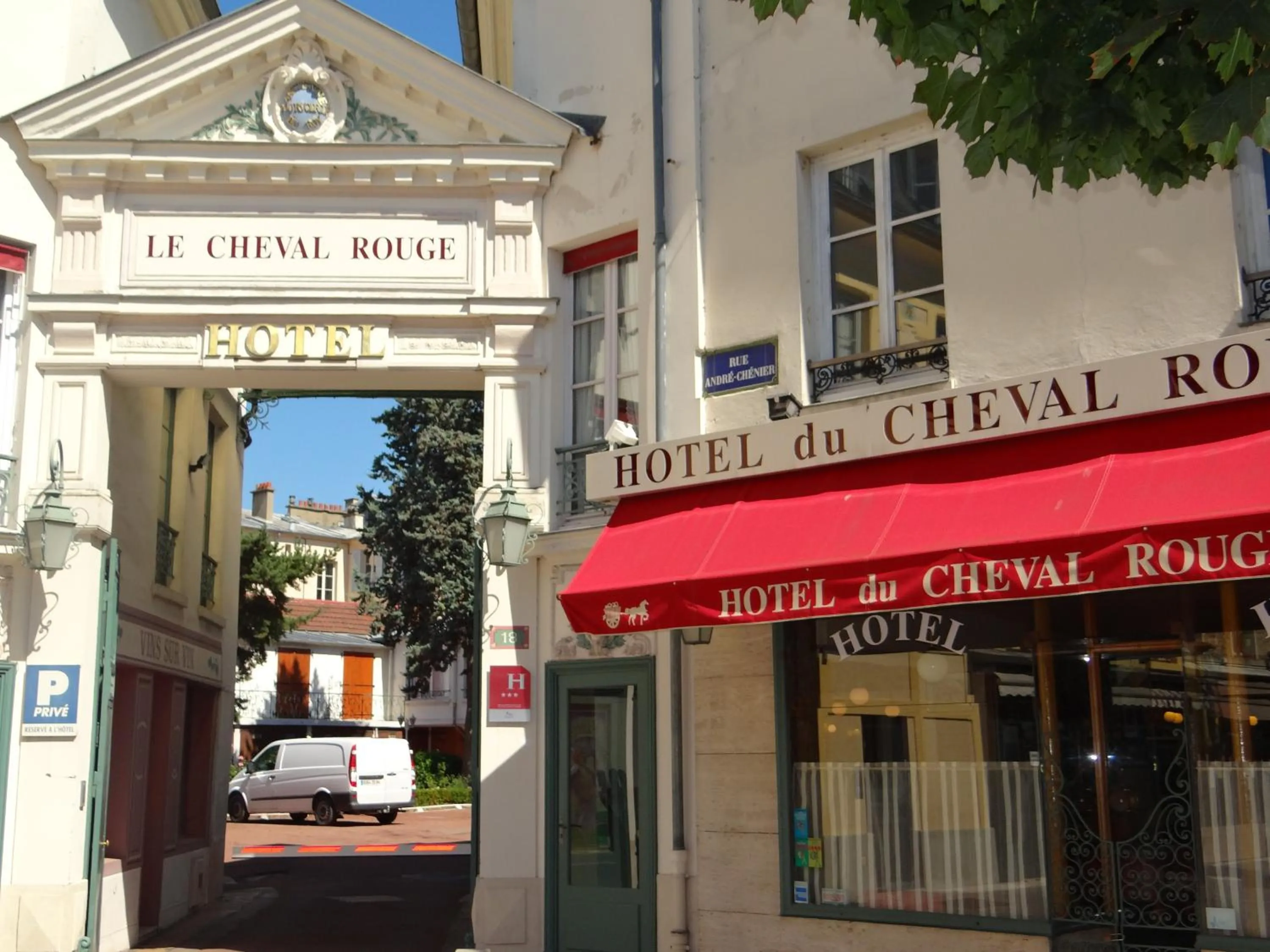 Property building in Hôtel du Cheval Rouge