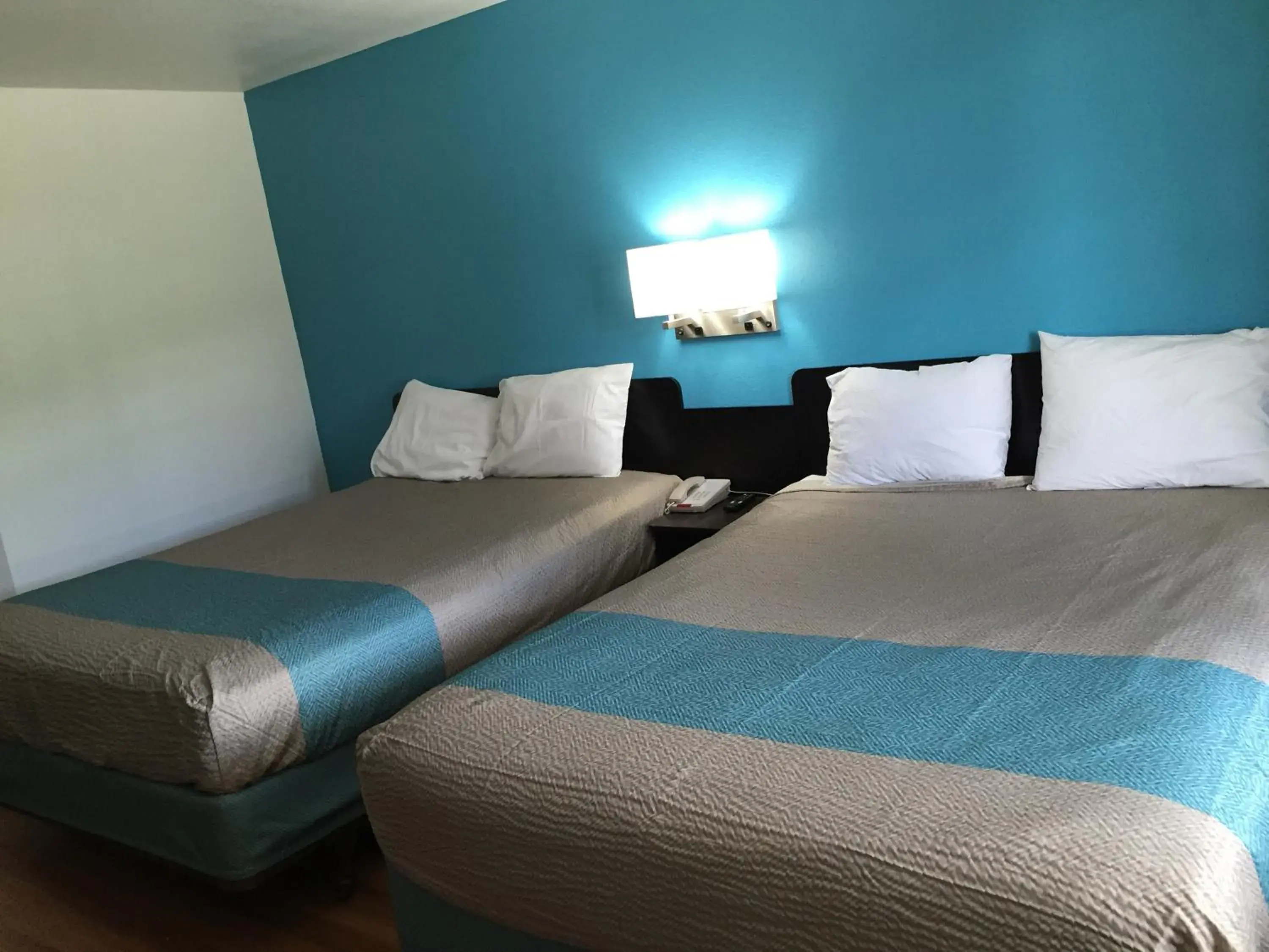 Bedroom, Bed in Motel 6-Prairie Du Chien, WI