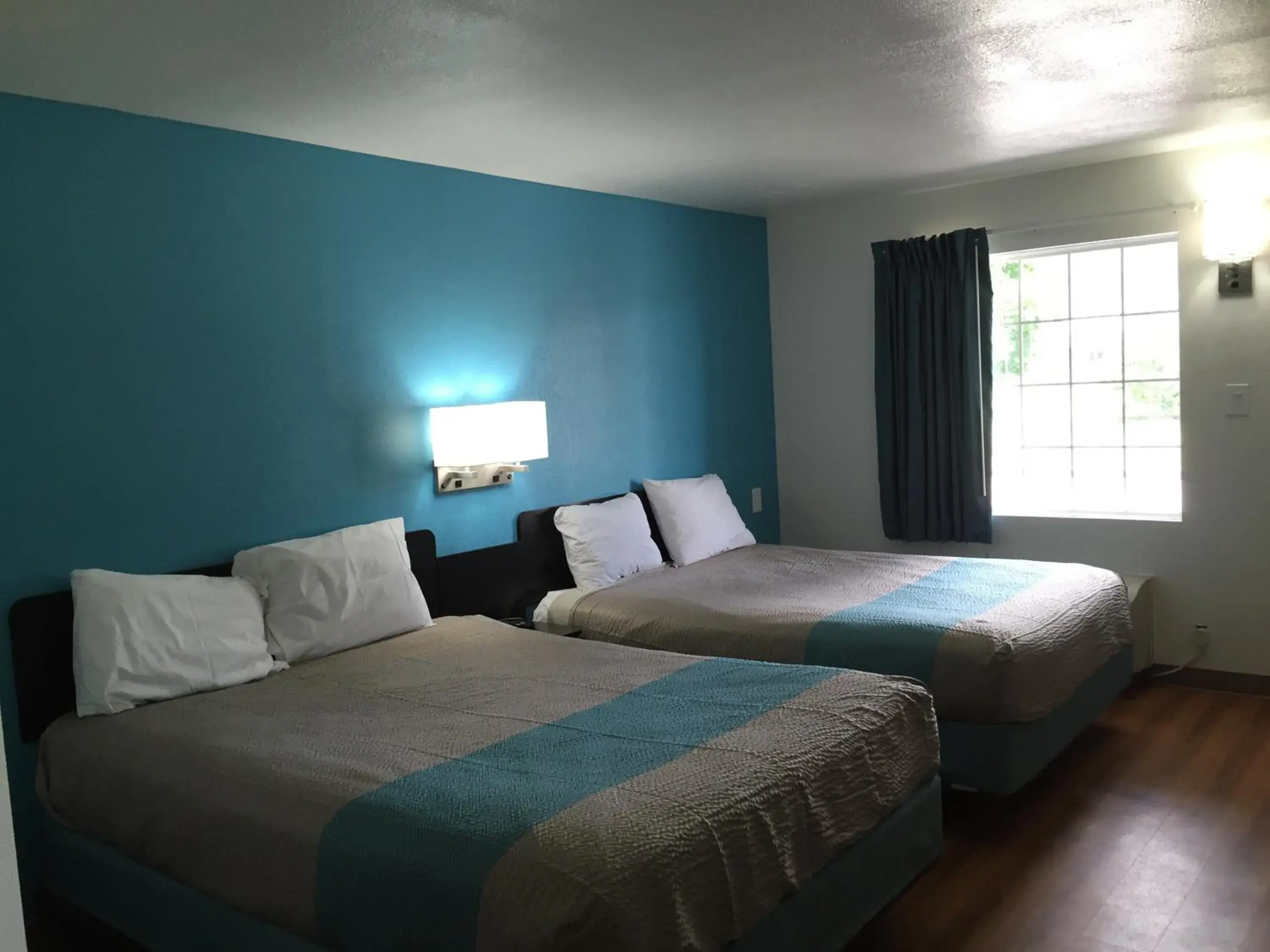 Bedroom, Bed in Motel 6-Prairie Du Chien, WI