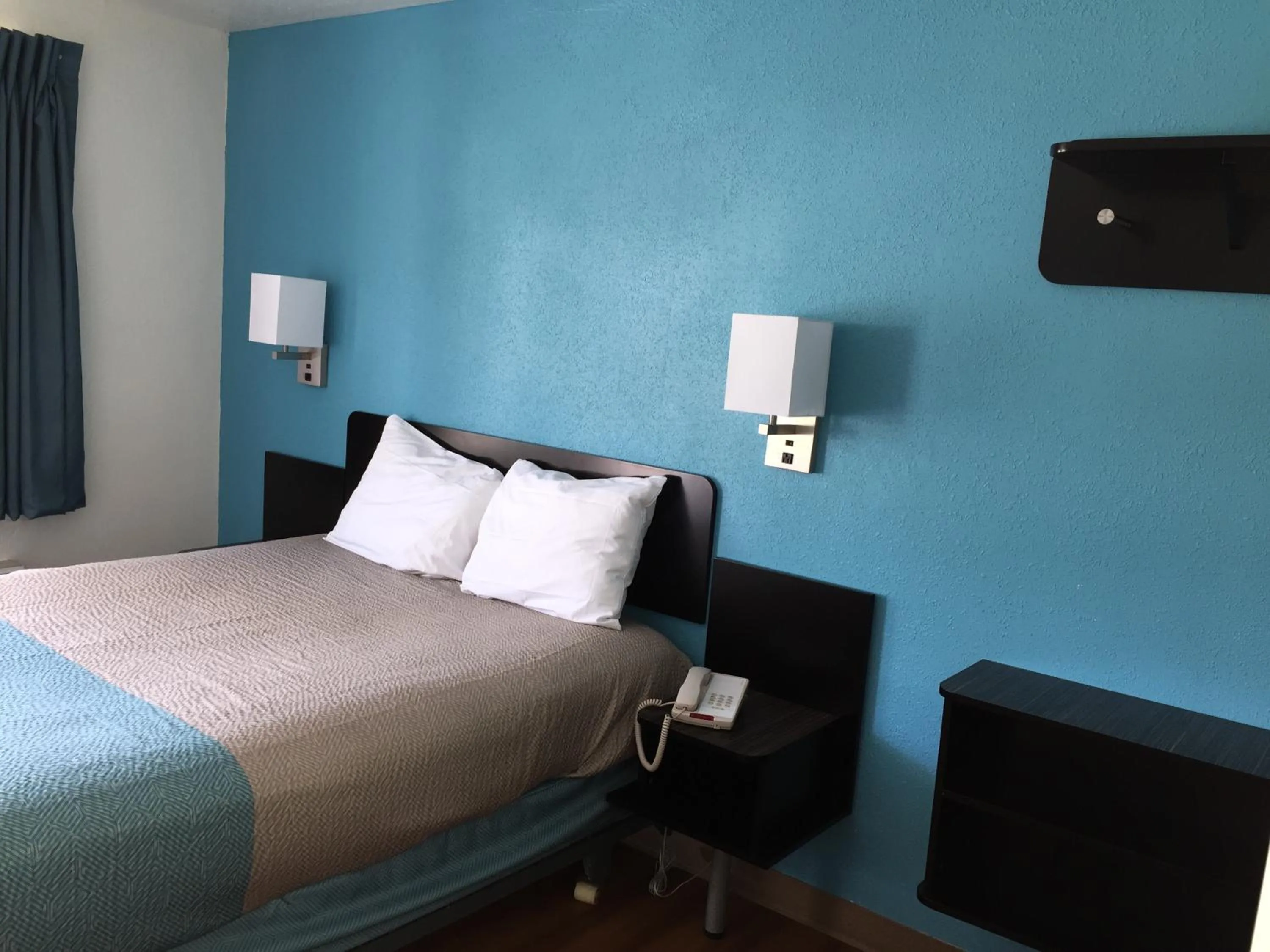 Bedroom, Bed in Motel 6-Prairie Du Chien, WI