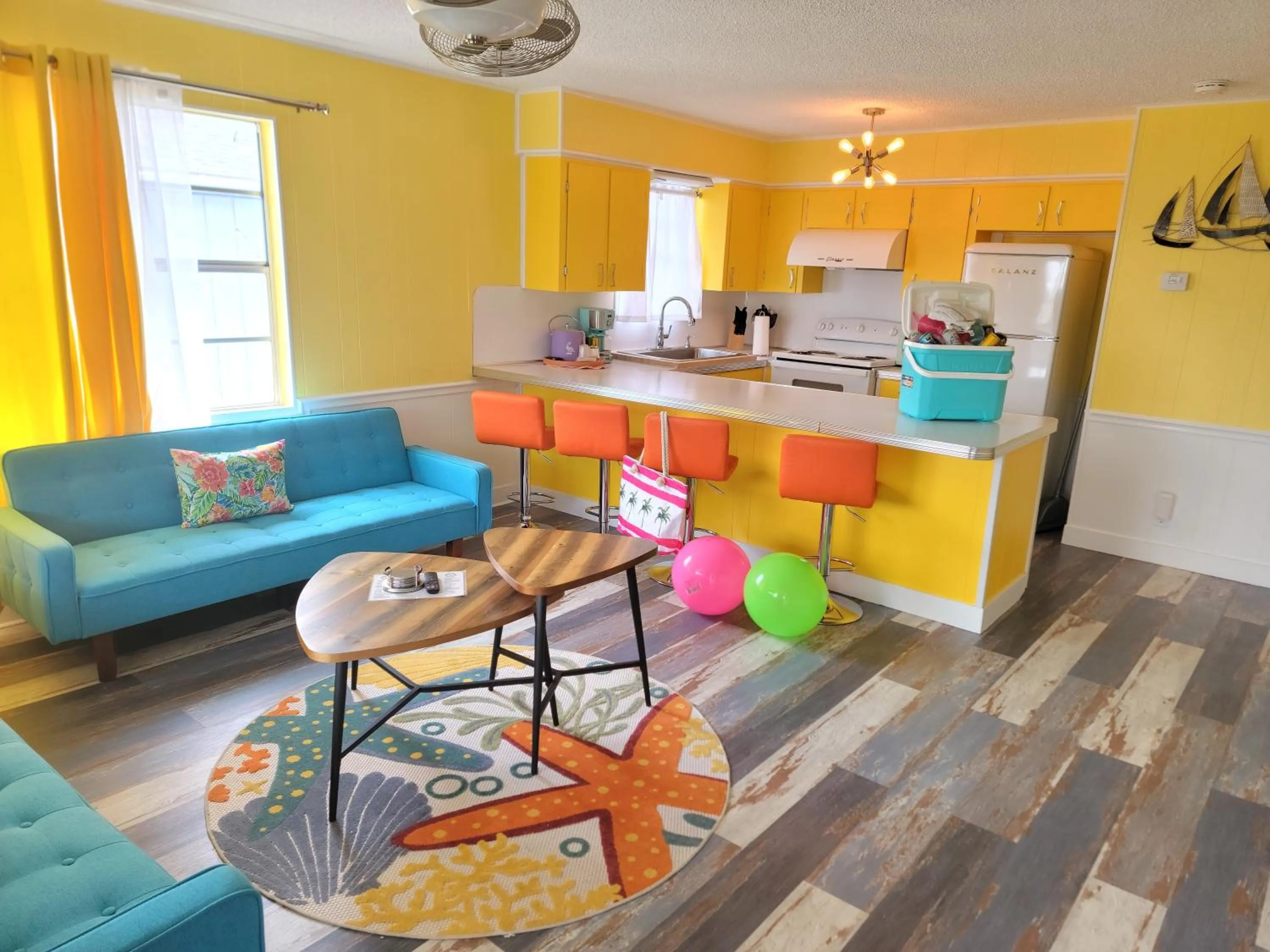Deluxe Suite in Upper Deck Hotel and Bar - Adults Only