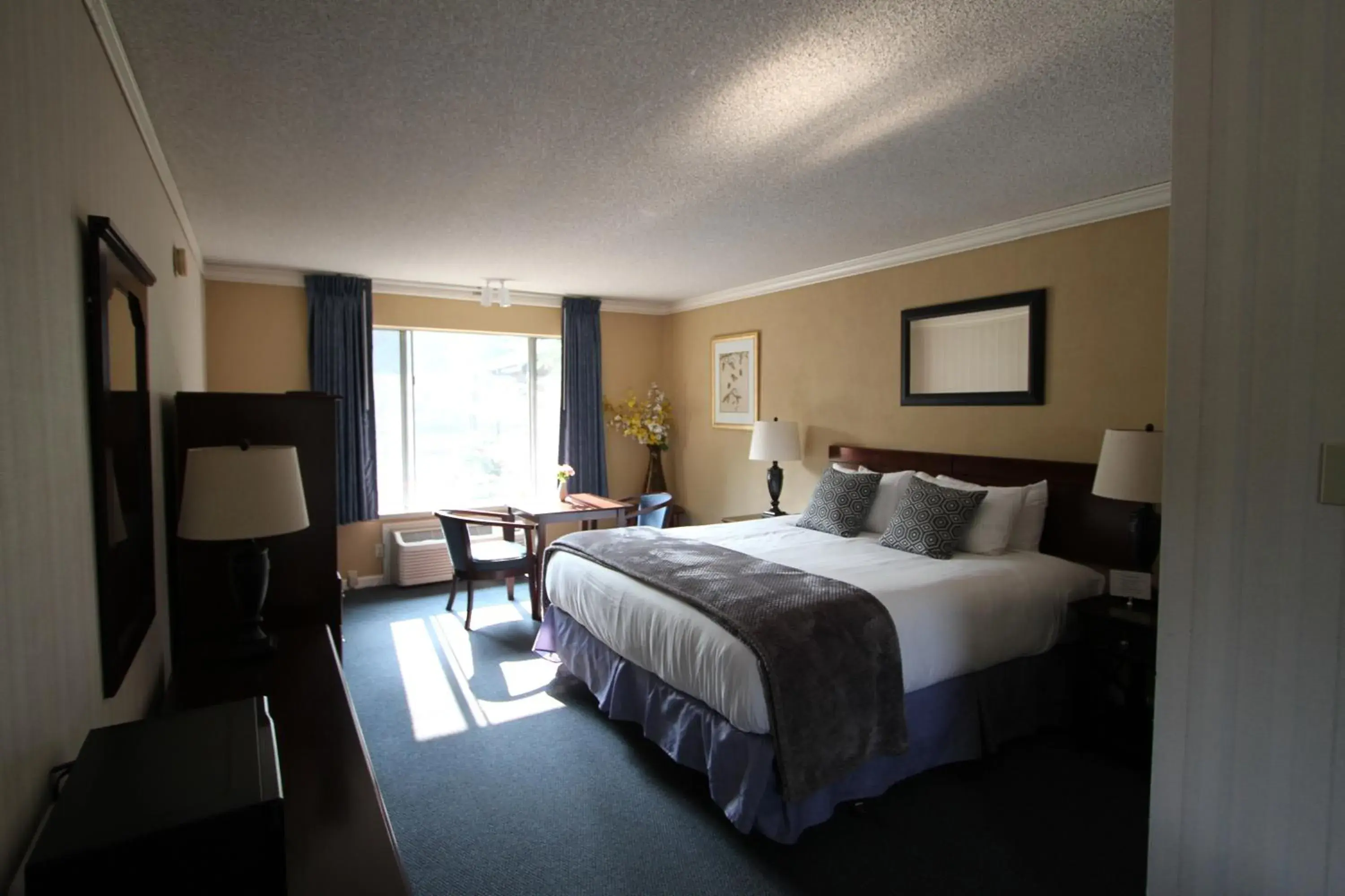 Bed in The Occidental Lodge Bed in The Occidental Lodge