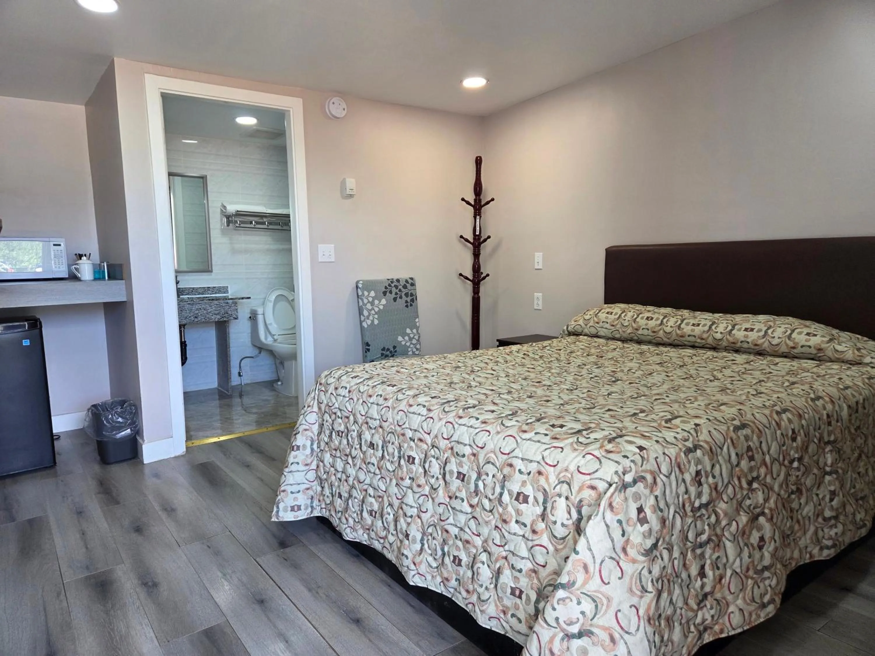 Bed in Kluane Park Inn