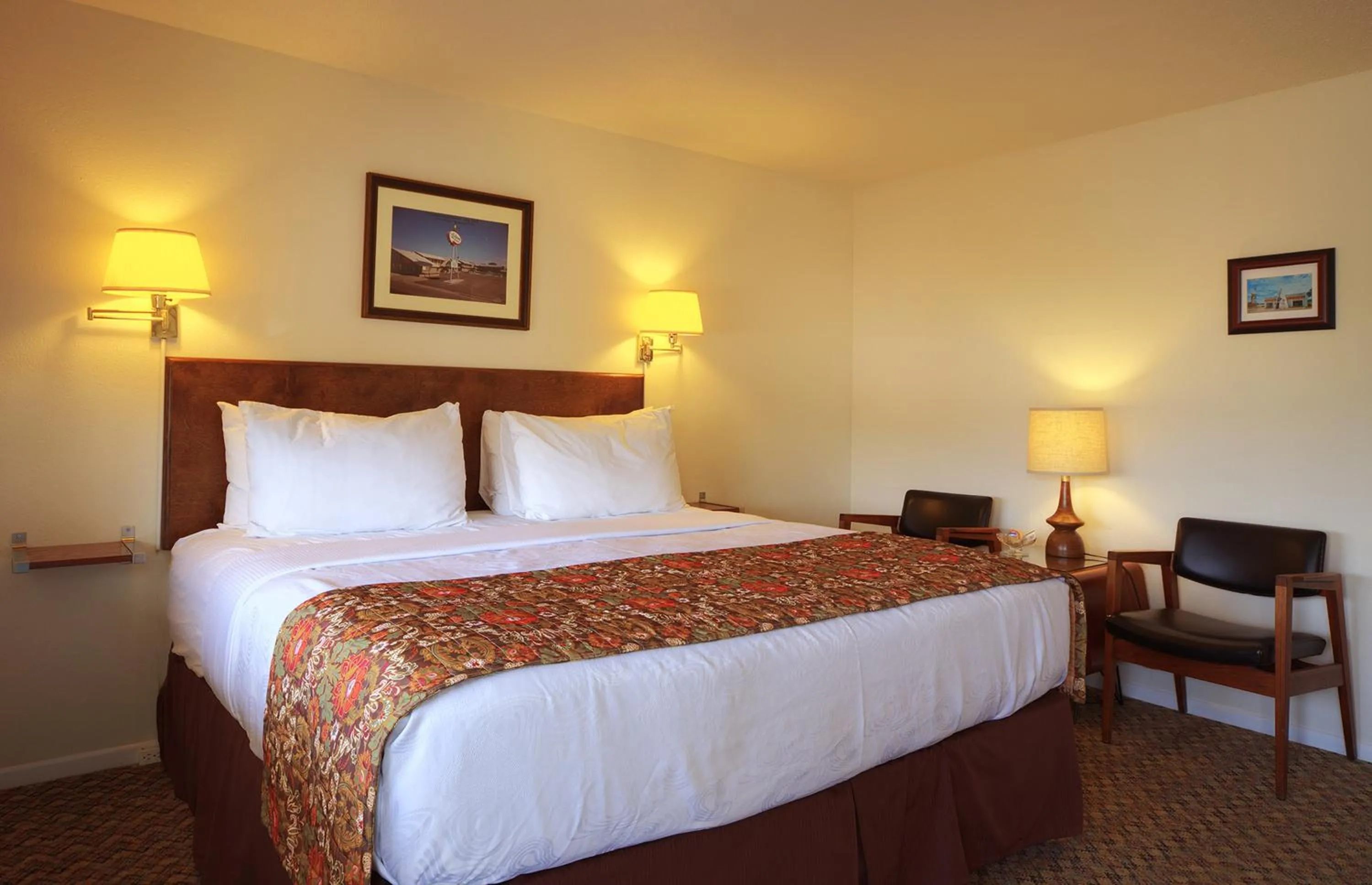 Bed in Roadrunner Lodge Motel