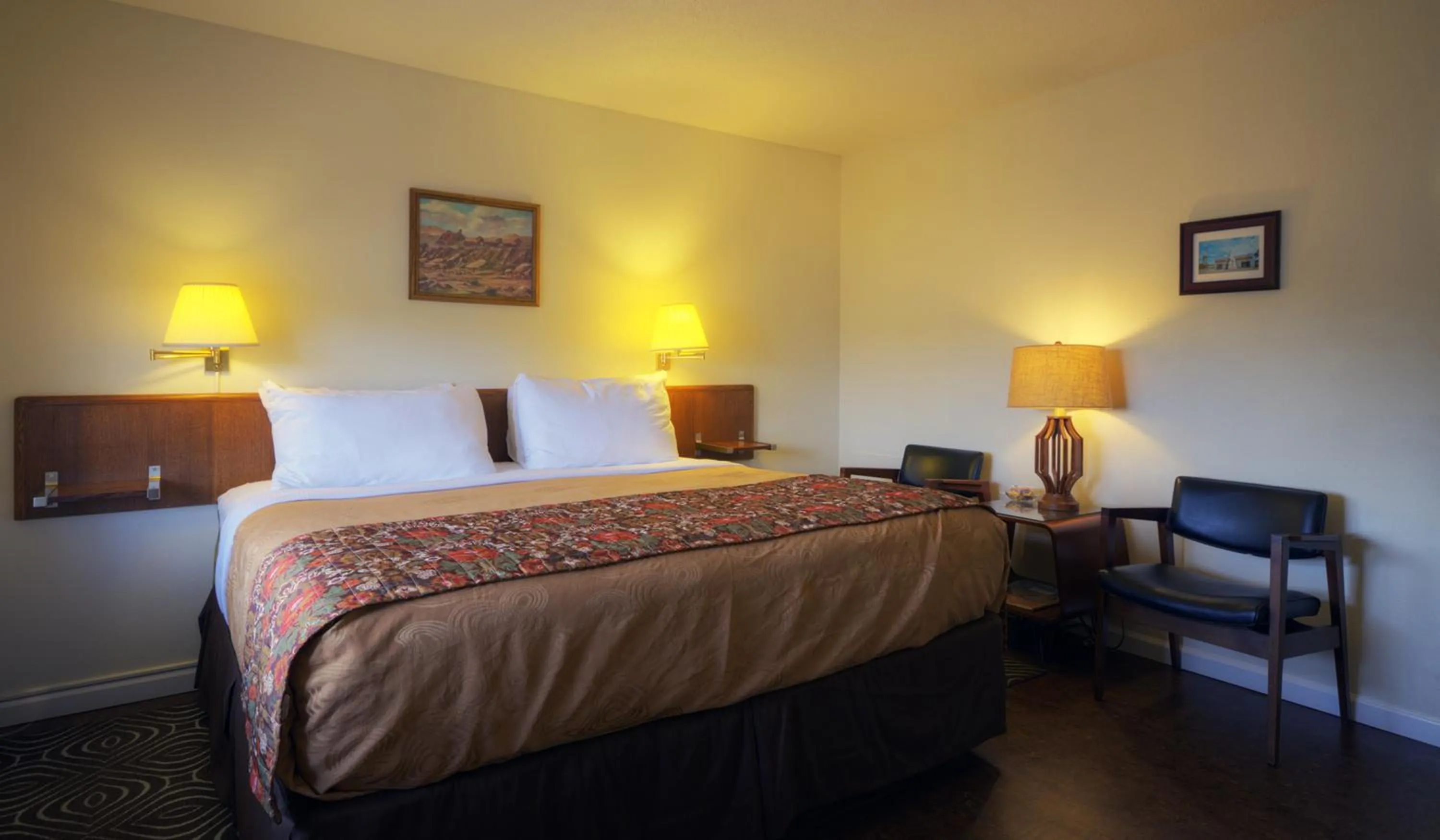 Bed in Roadrunner Lodge Motel