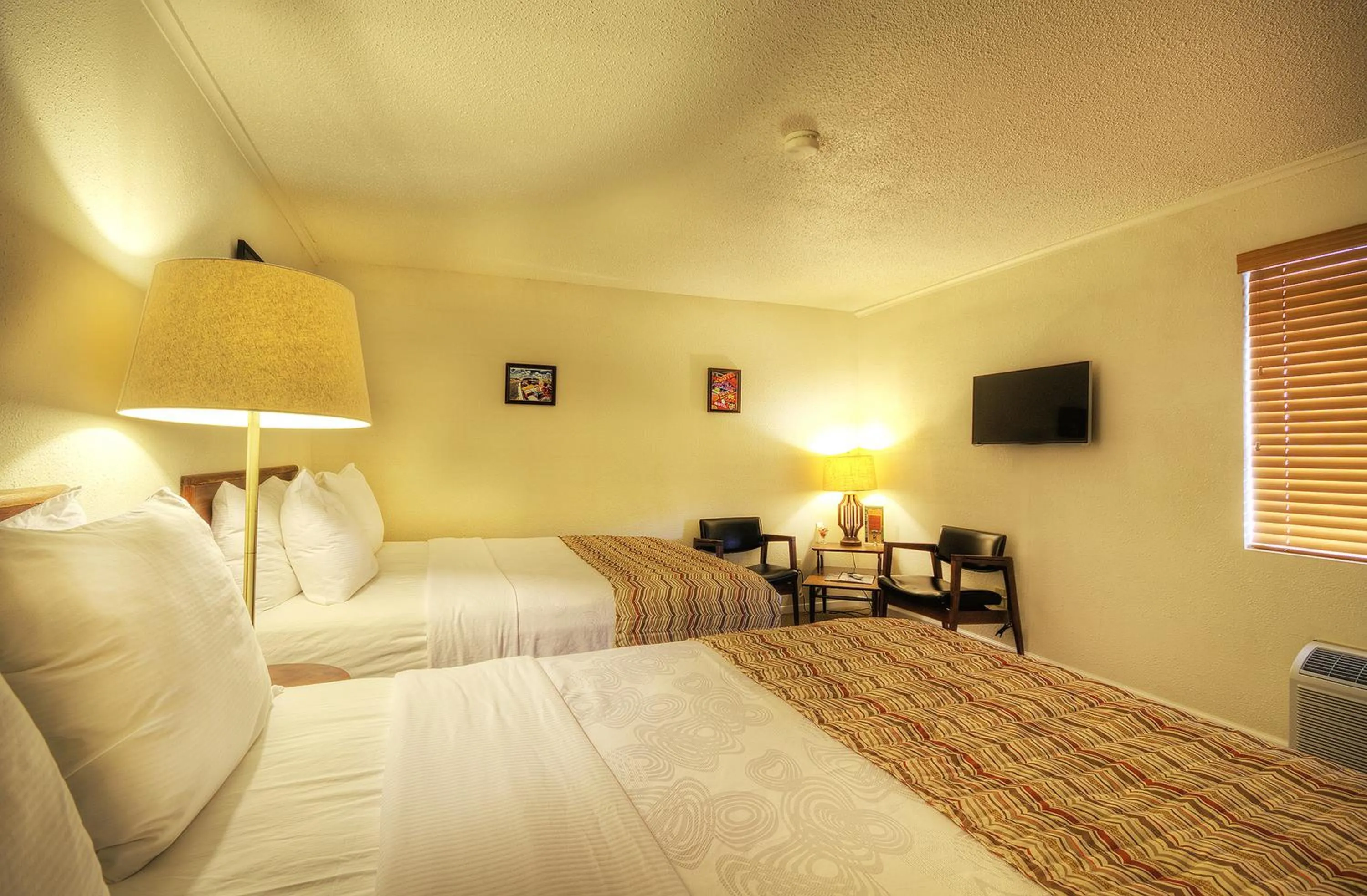 Bed in Roadrunner Lodge Motel