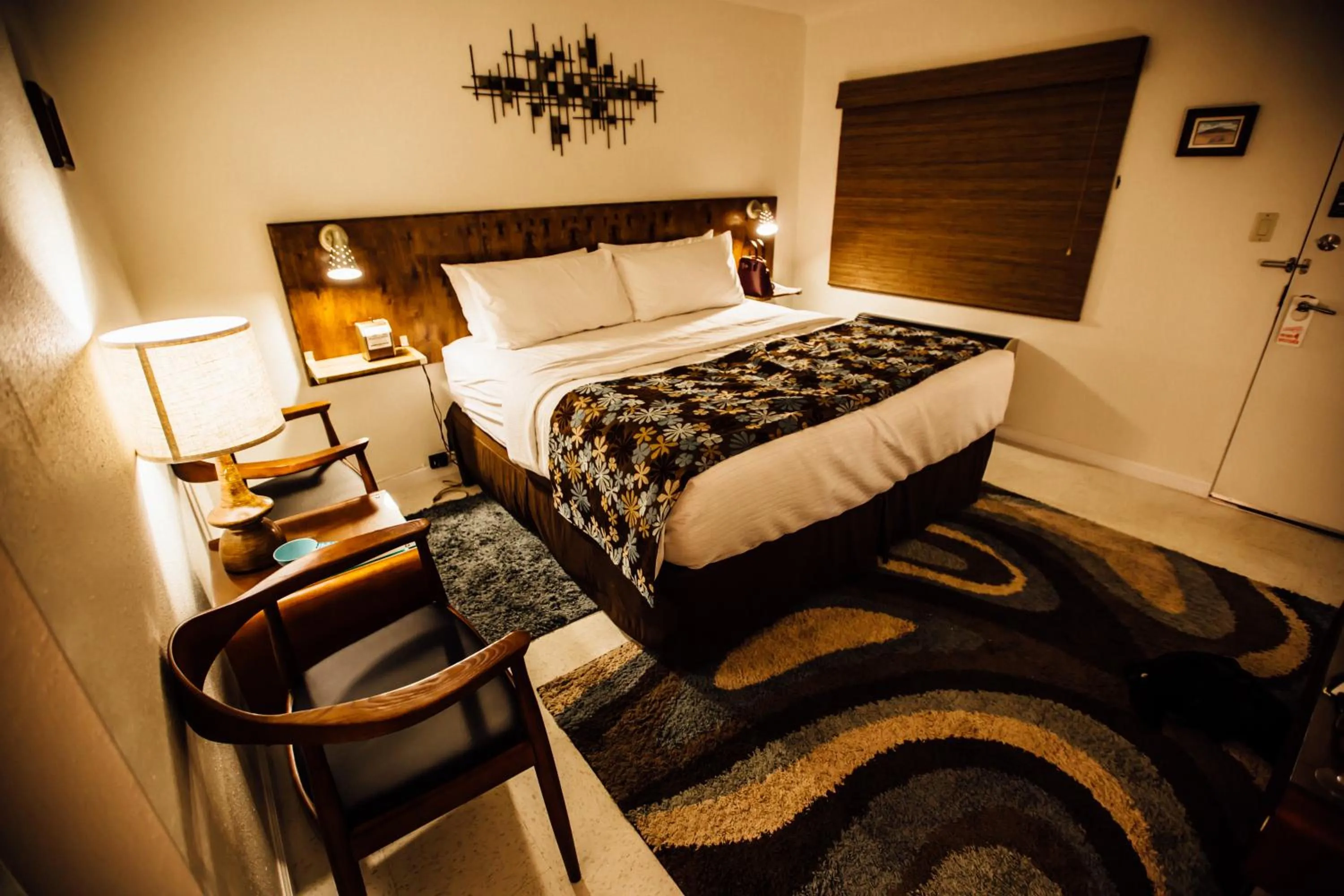 Bed in Roadrunner Lodge Motel