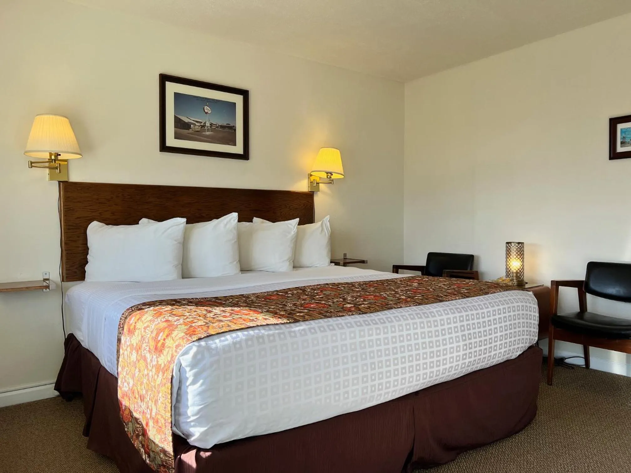 Bedroom, Bed in Roadrunner Lodge Motel